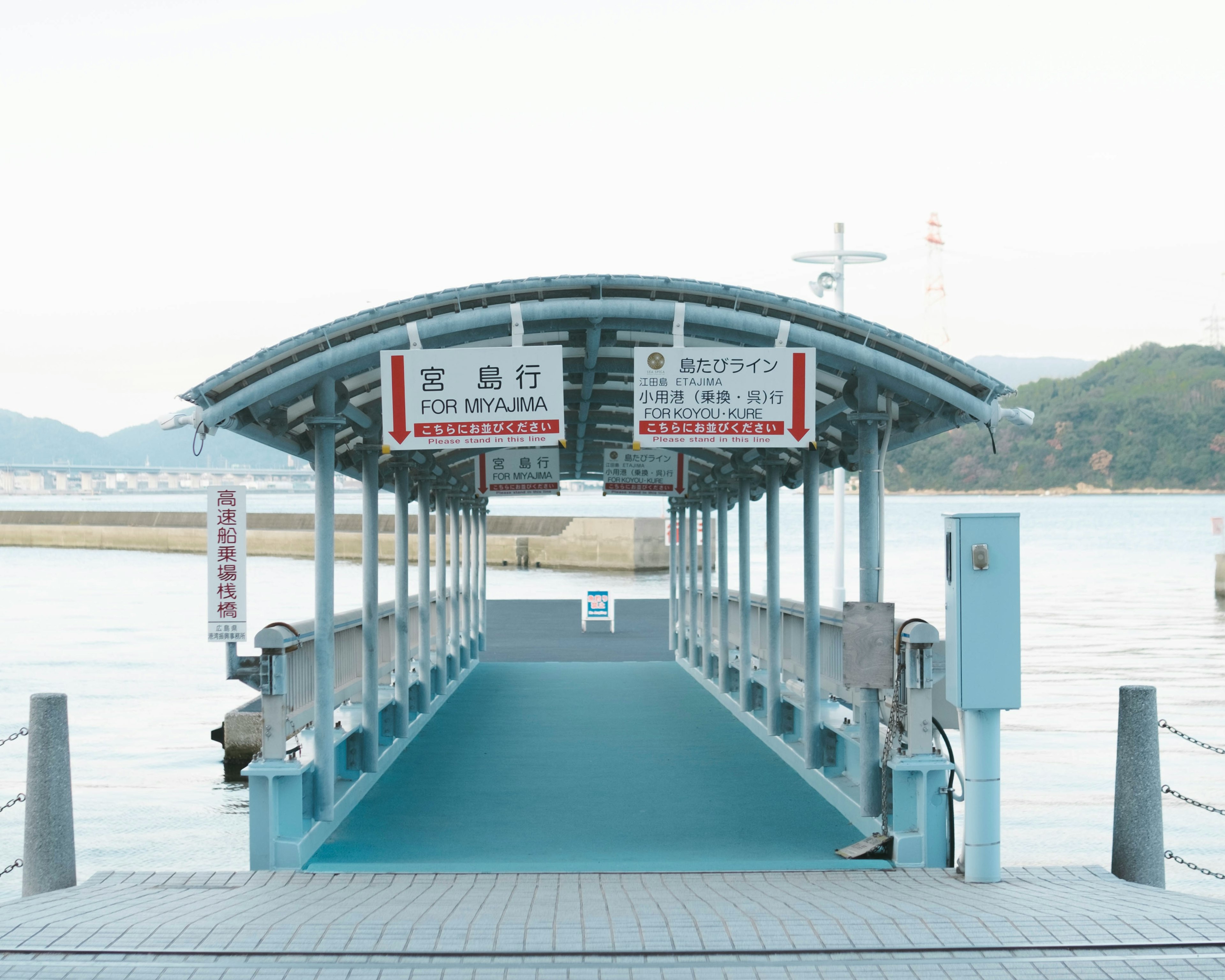 青い桟橋が海に向かって伸びる風景