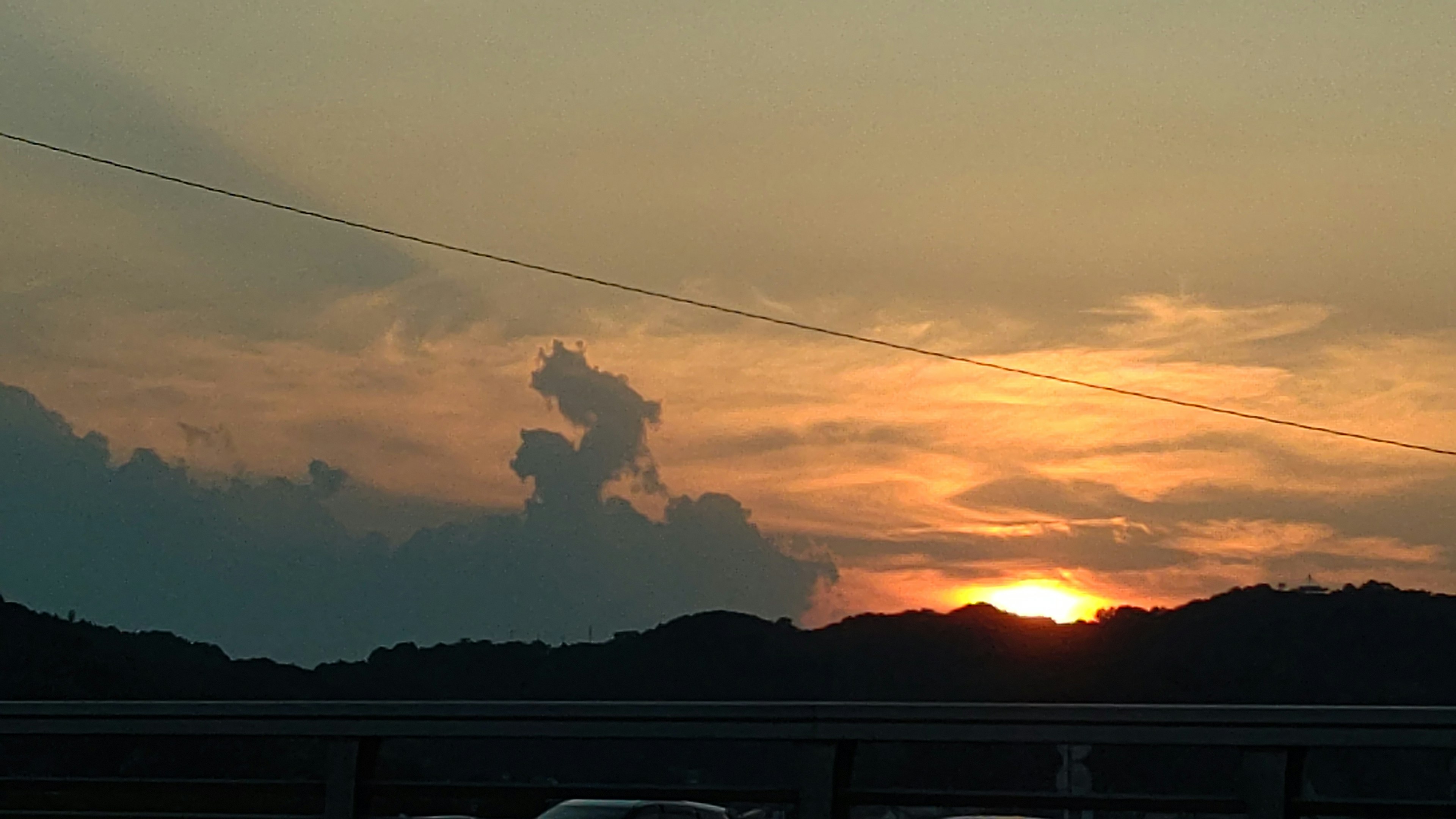 Silhouette delle montagne contro un tramonto e nuvole