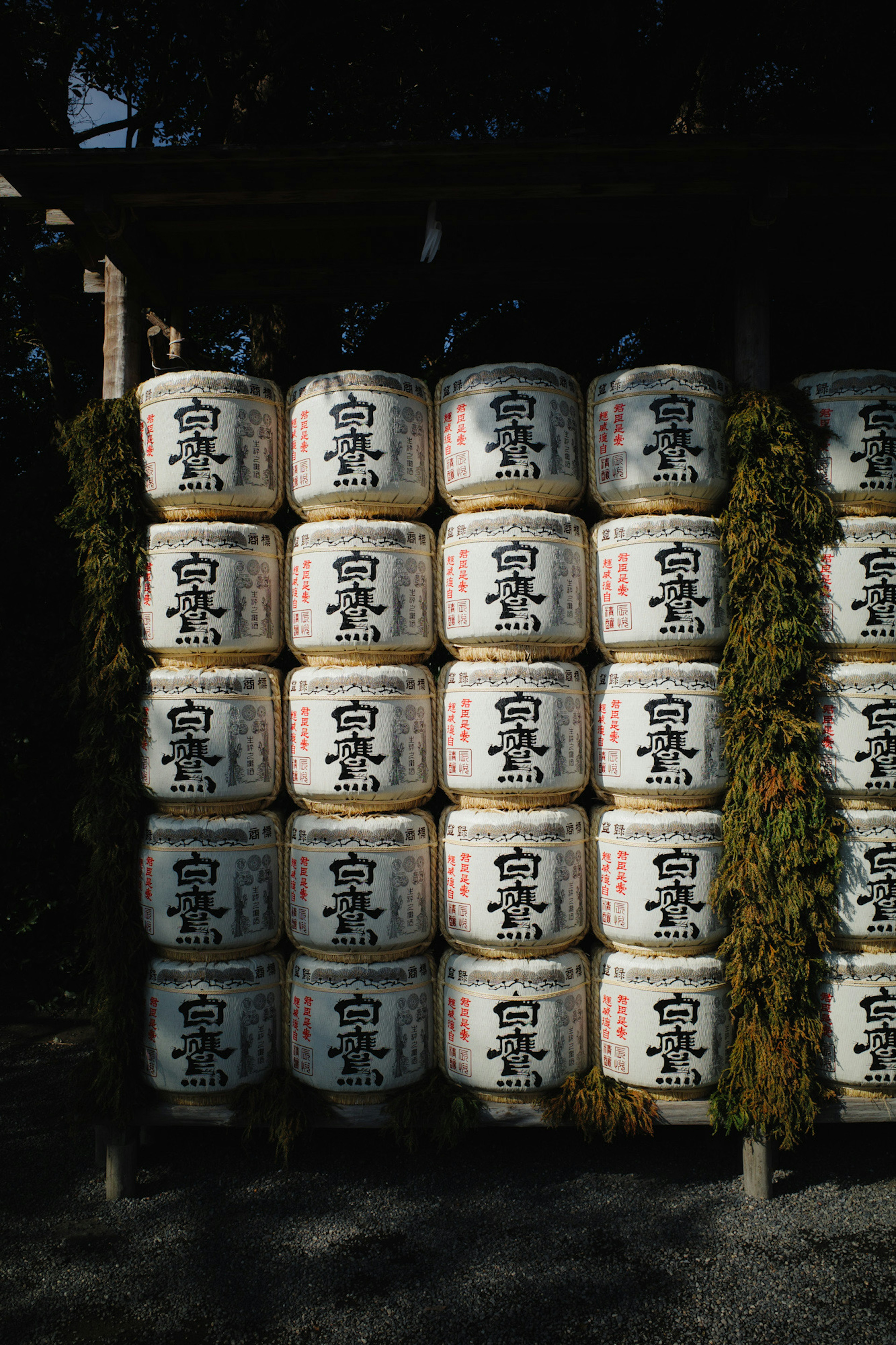 神社前排列的清酒桶展示