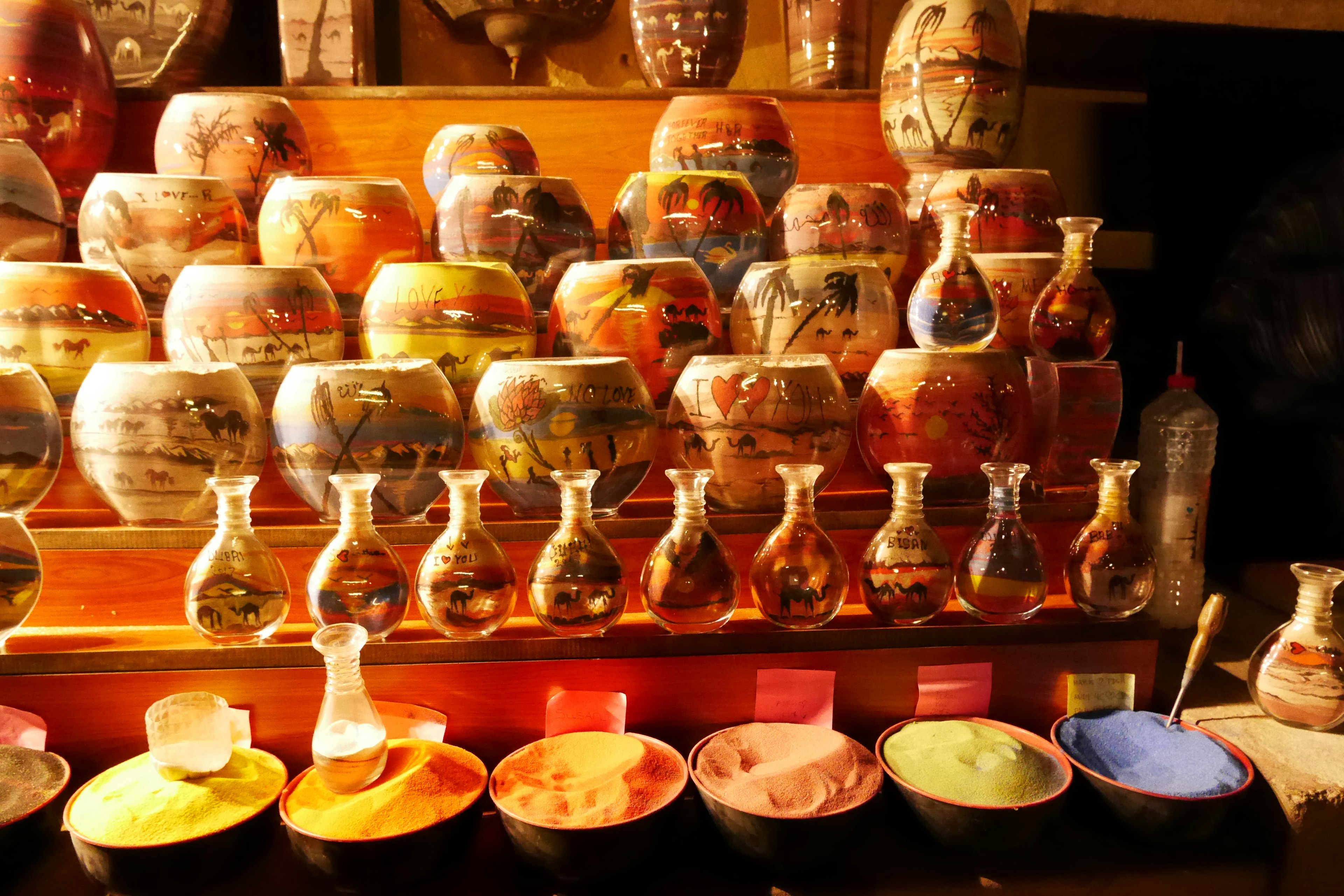 Des pots colorés et de l'art en poterie exposés dans un marché