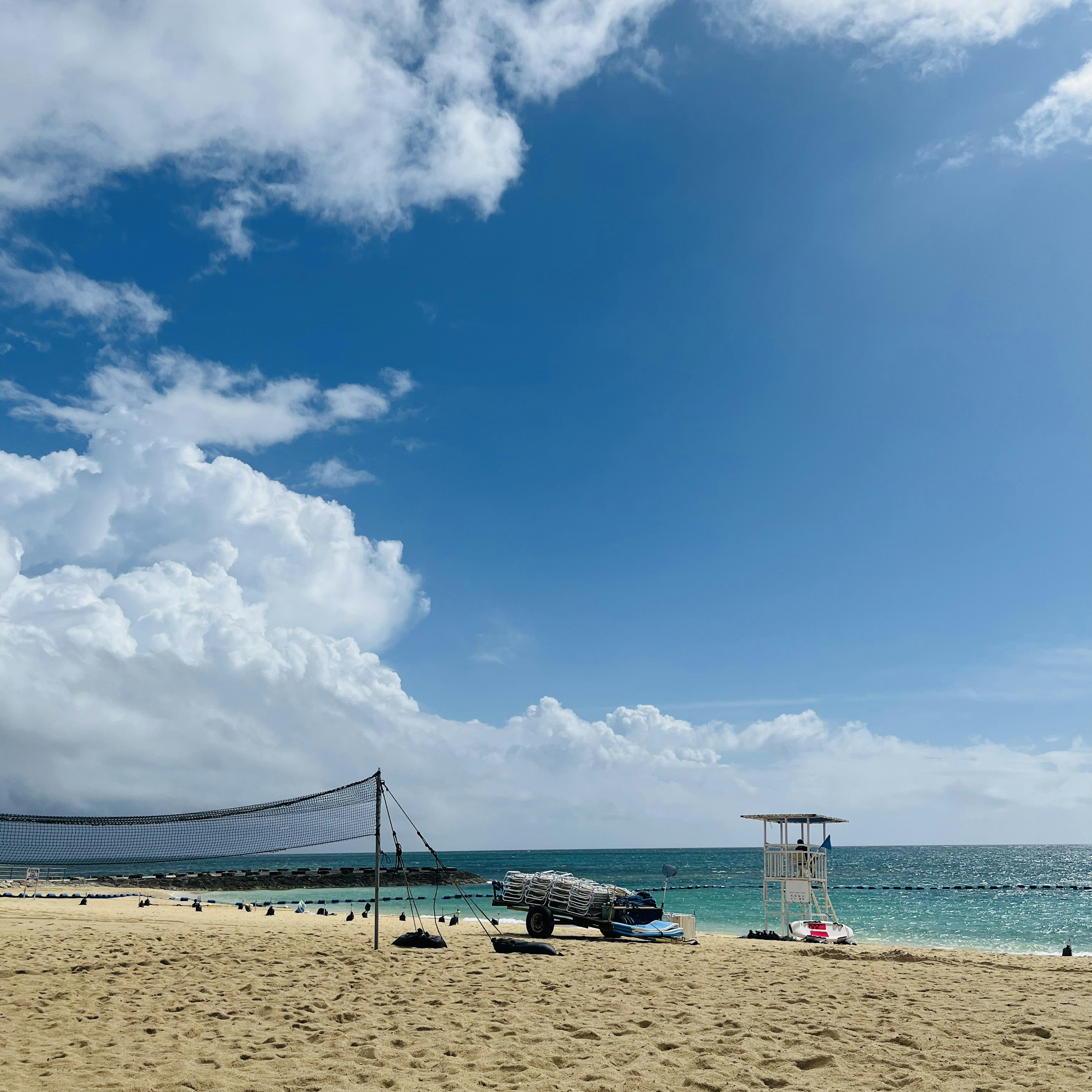 青い空と白い雲の下のビーチ風景砂浜と海が広がる