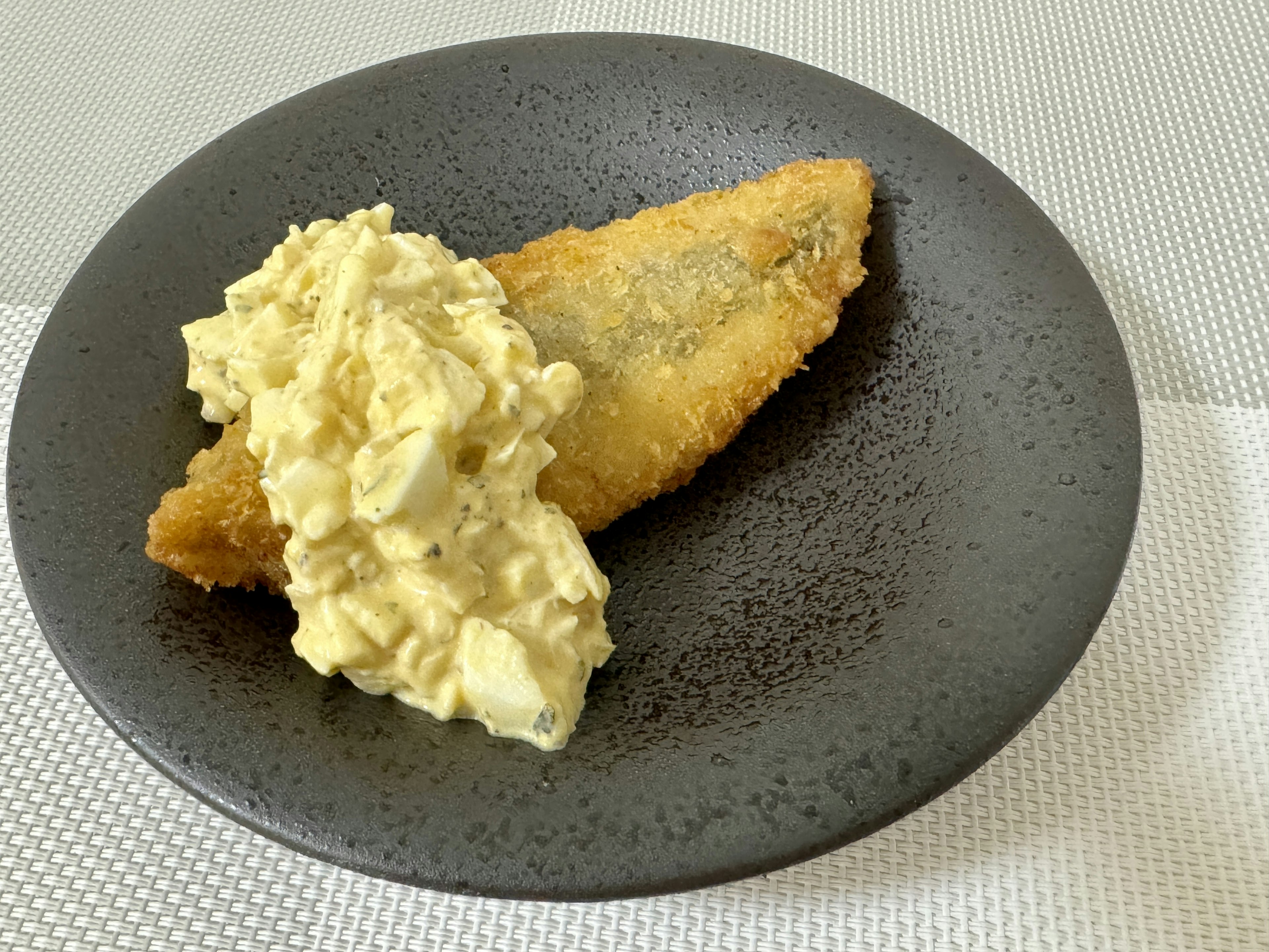 Filete de pescado frito servido con ensalada cremosa