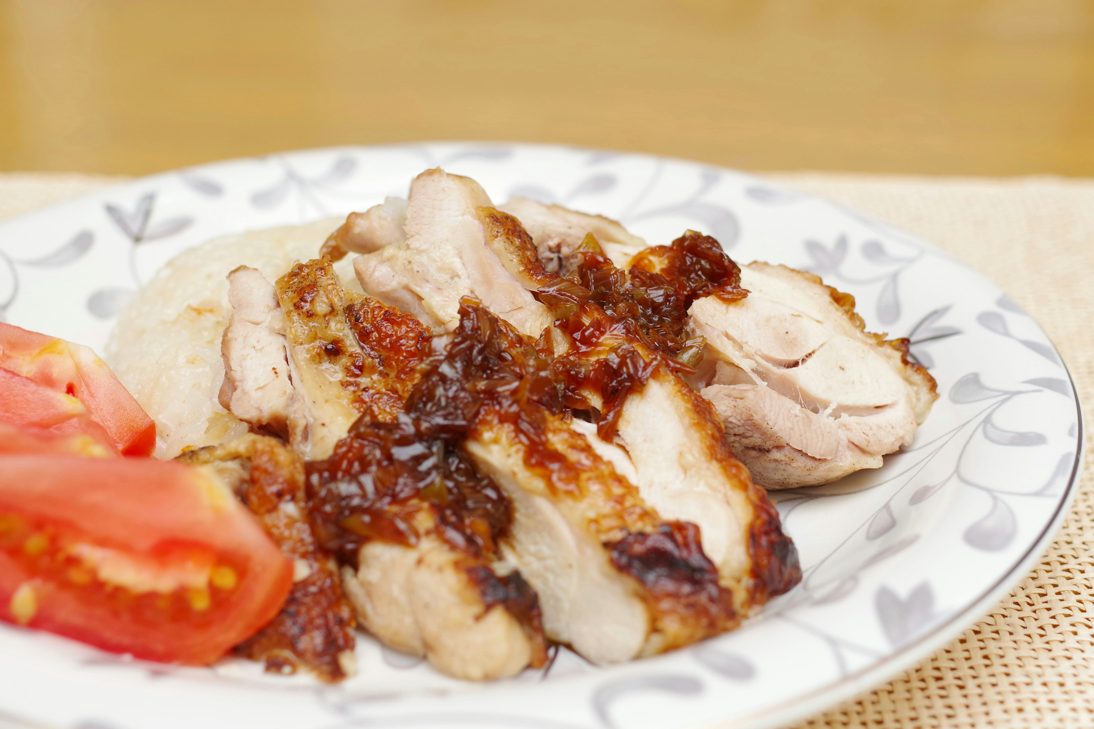 焼き鶏肉とトマトの皿