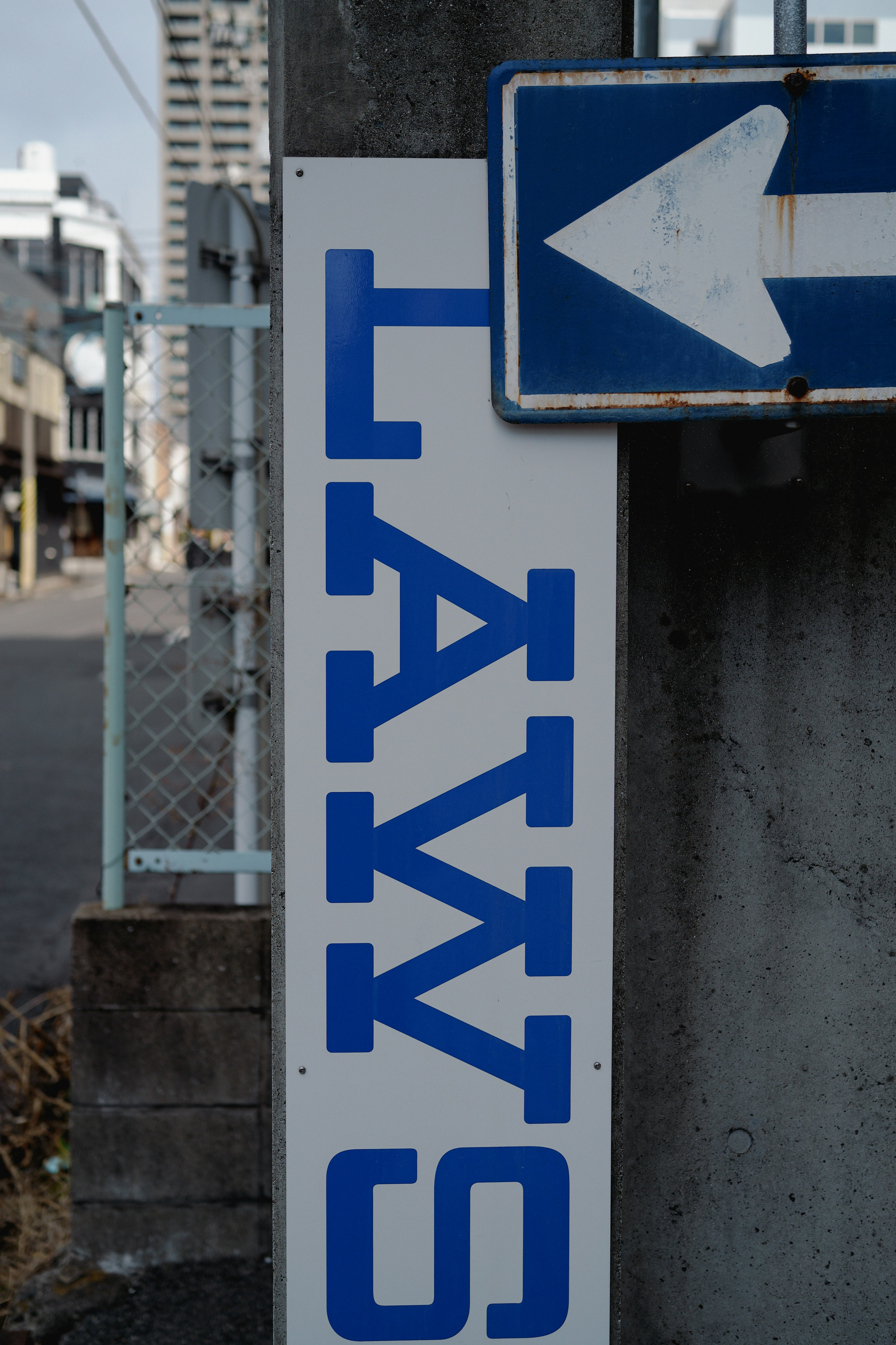 Schild mit dem Wort 'LAWS' in Blau und einem Pfeil nach links