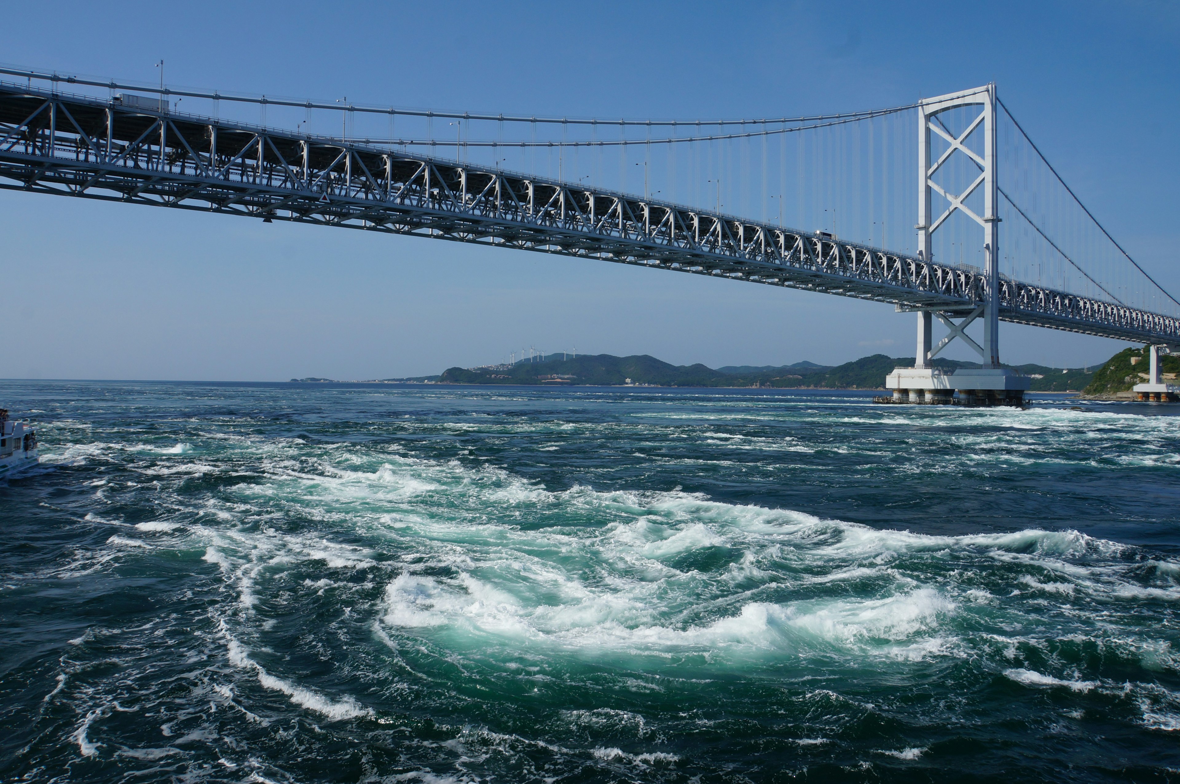 Pont Akashi Kaikyō avec des courants marins tourbillonnants