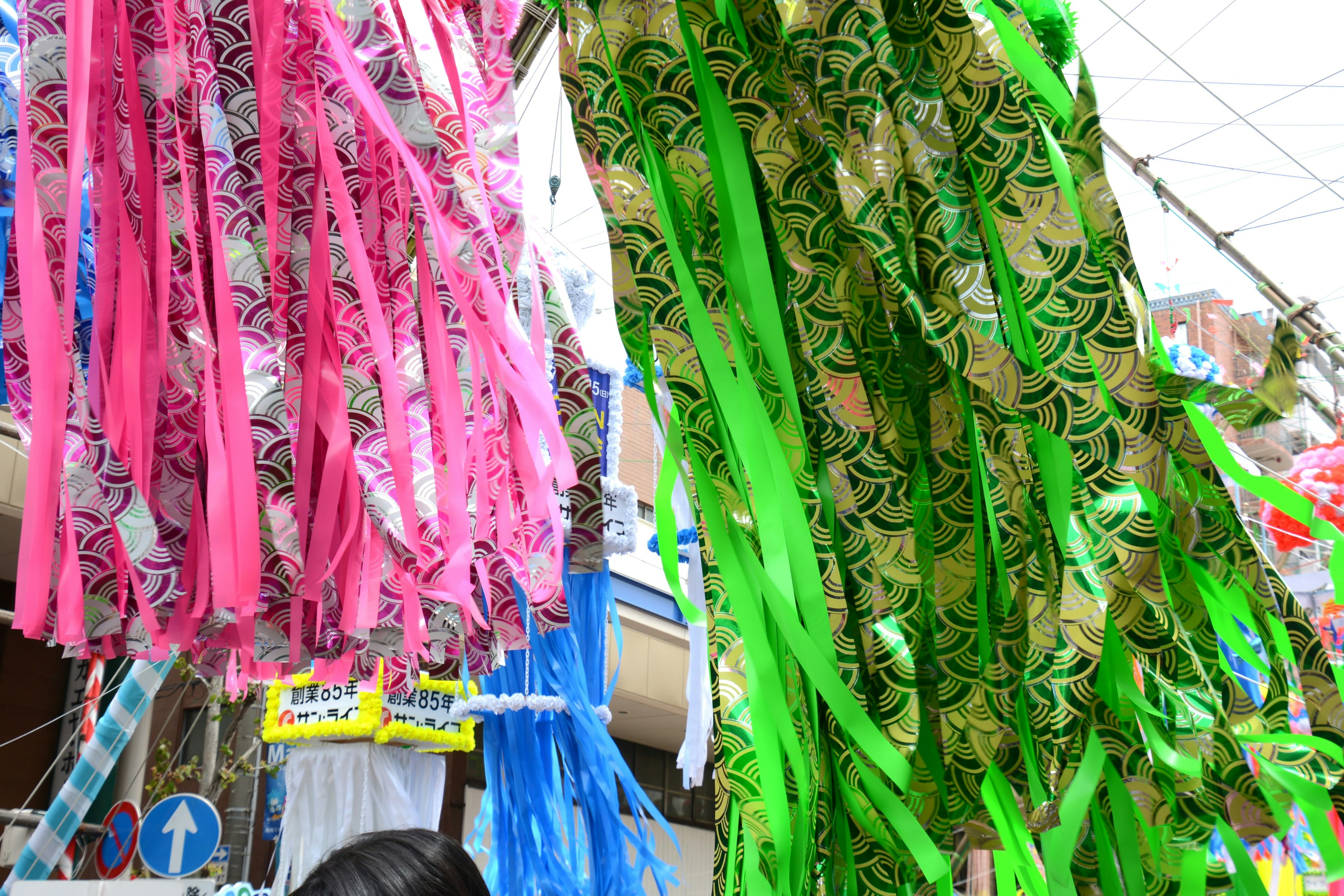 Pita warna-warni tergantung di pasar luar ruangan