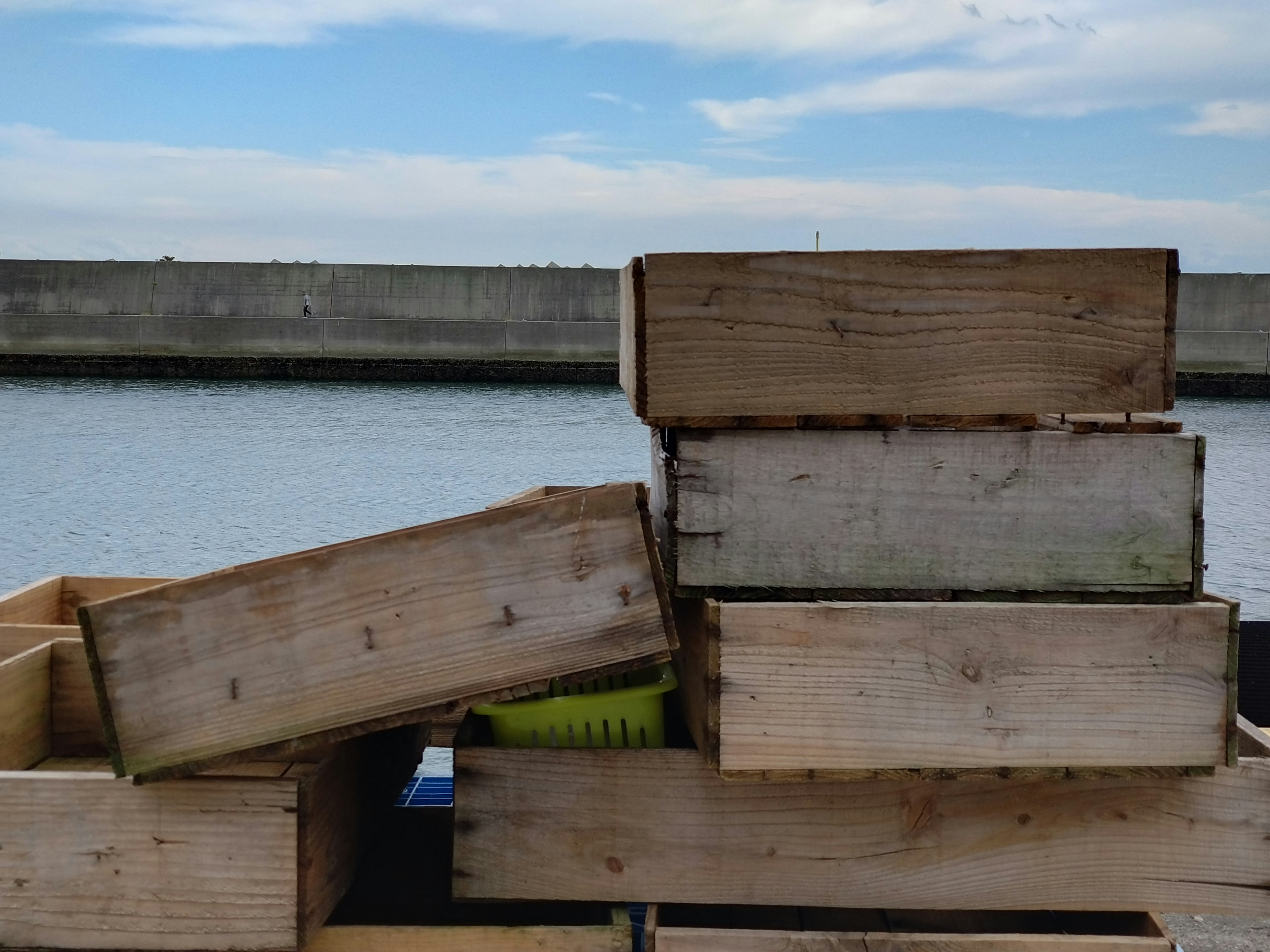 Stapel von Holzkisten am Wasser