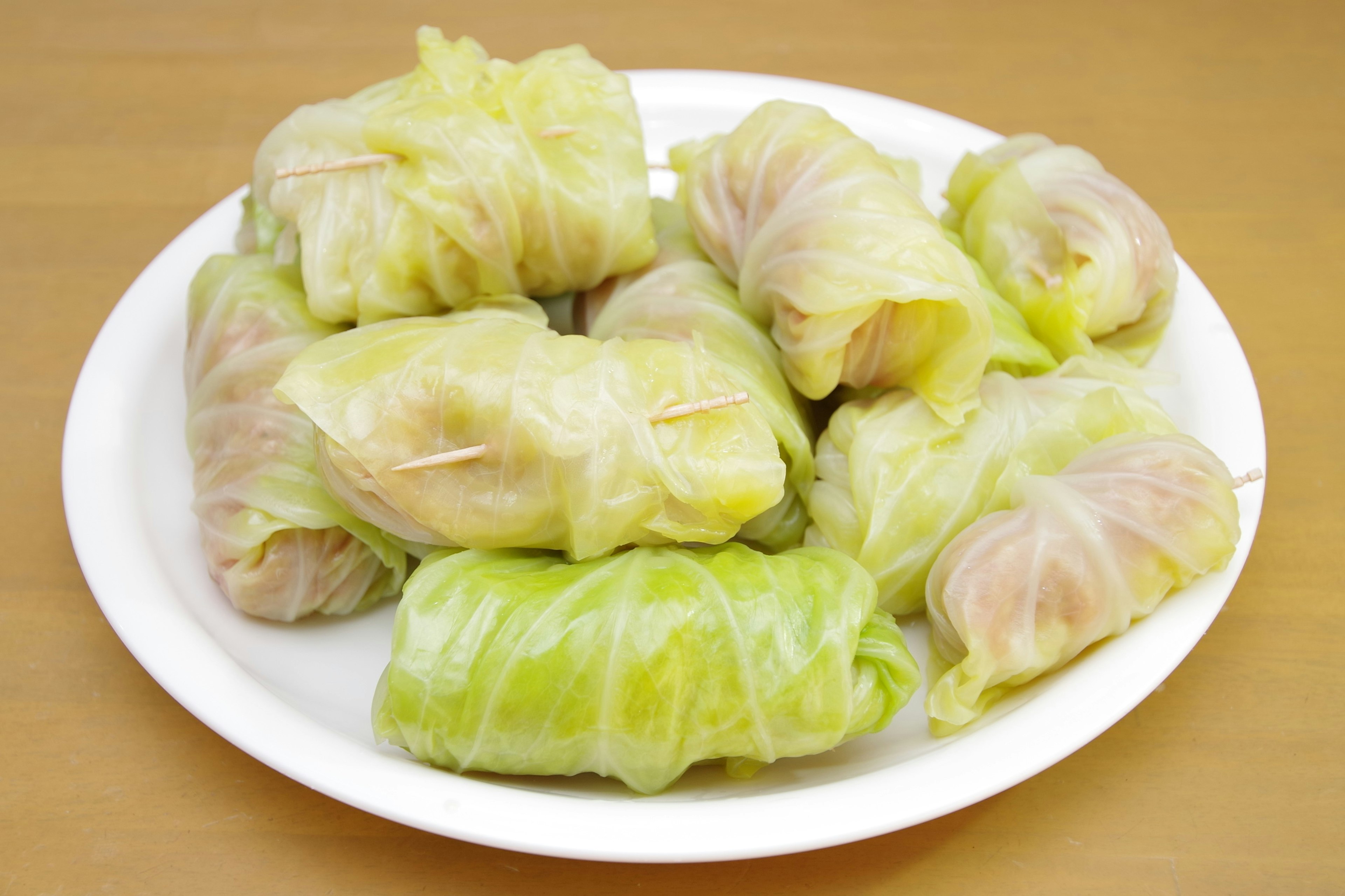 Assiette de rouleaux de chou farcis de viande et enveloppés dans des feuilles de chou