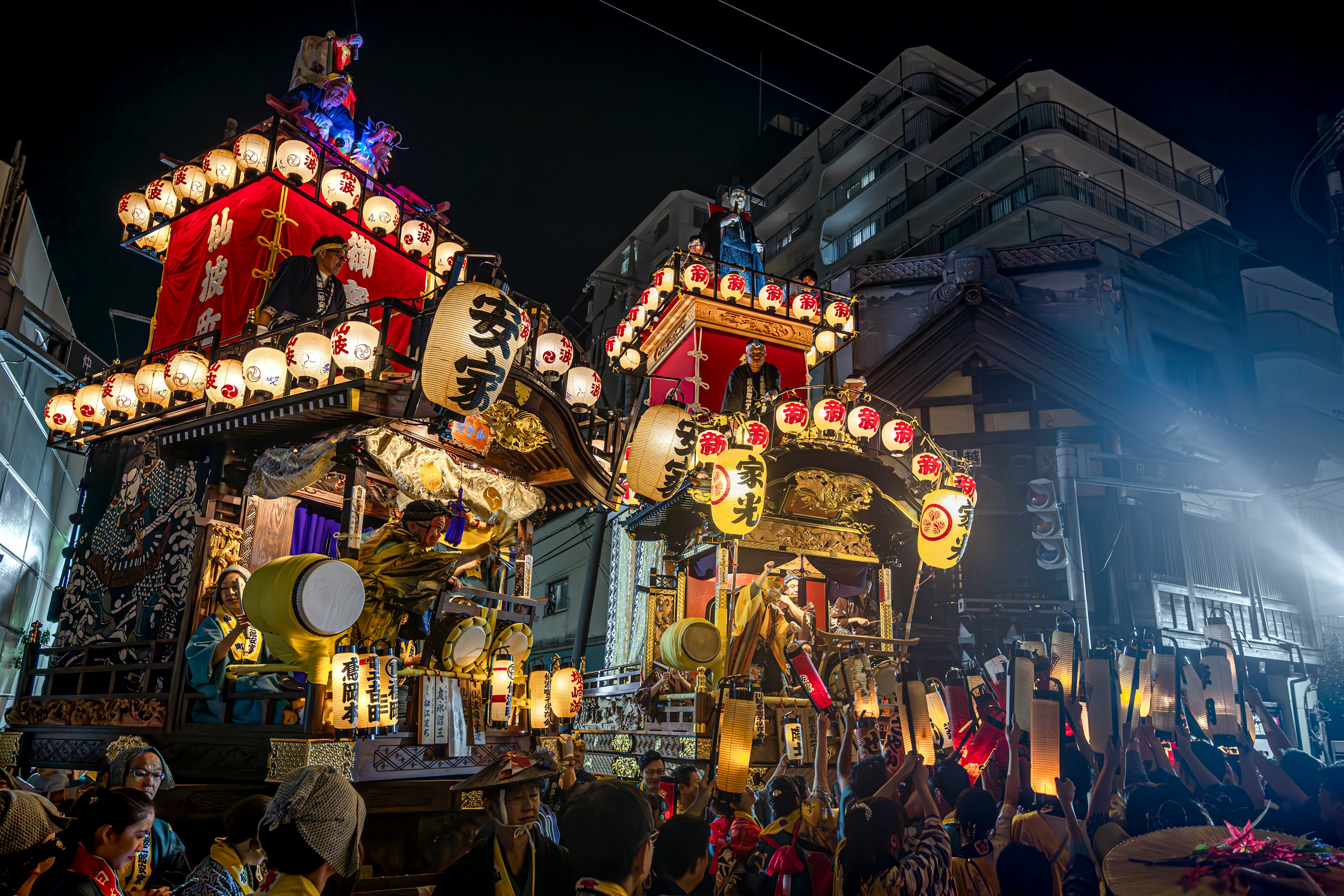 夜间装饰有灯笼的节日花车场景