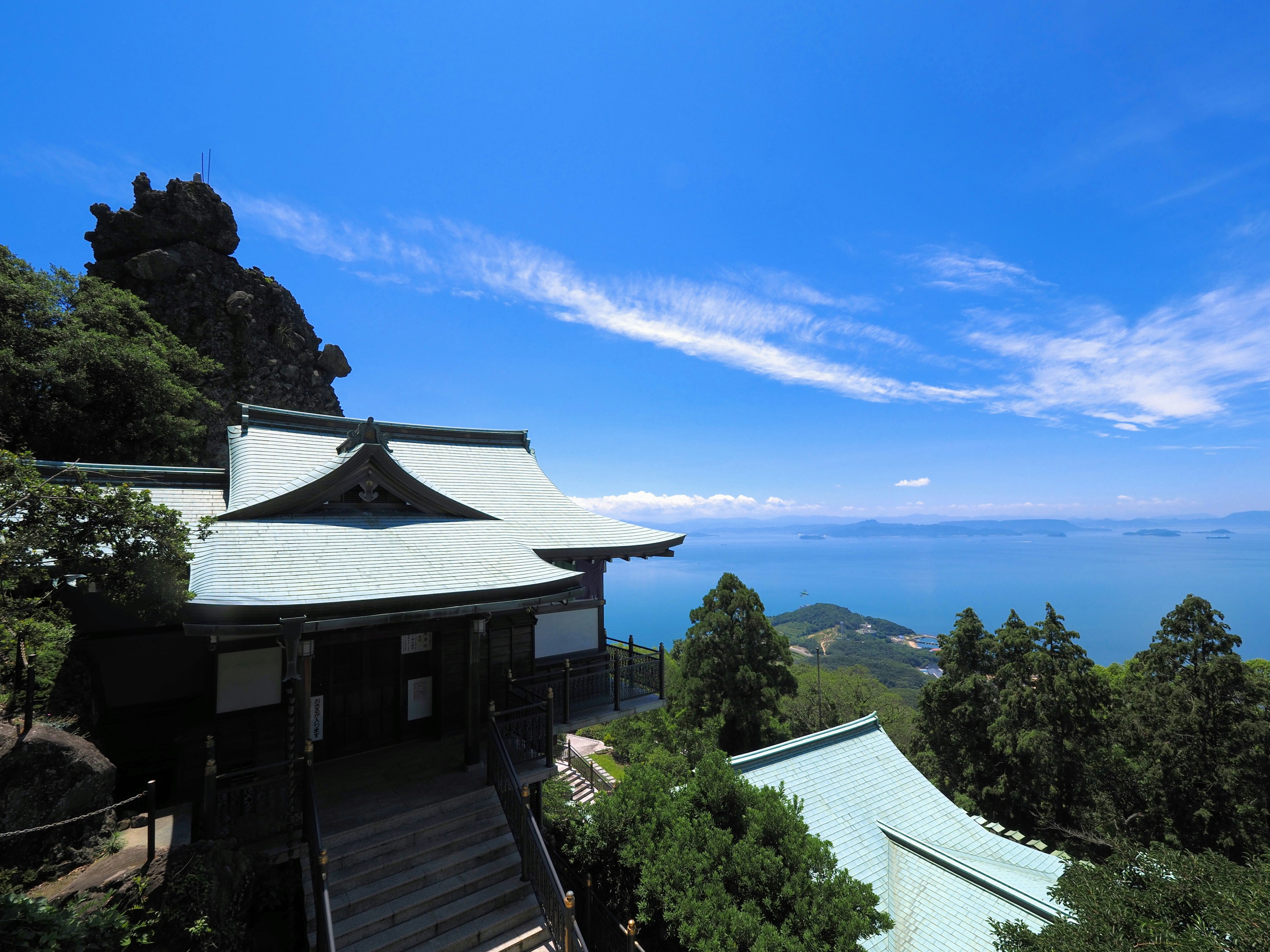 山顶寺庙的风景，背景是蓝天和大海