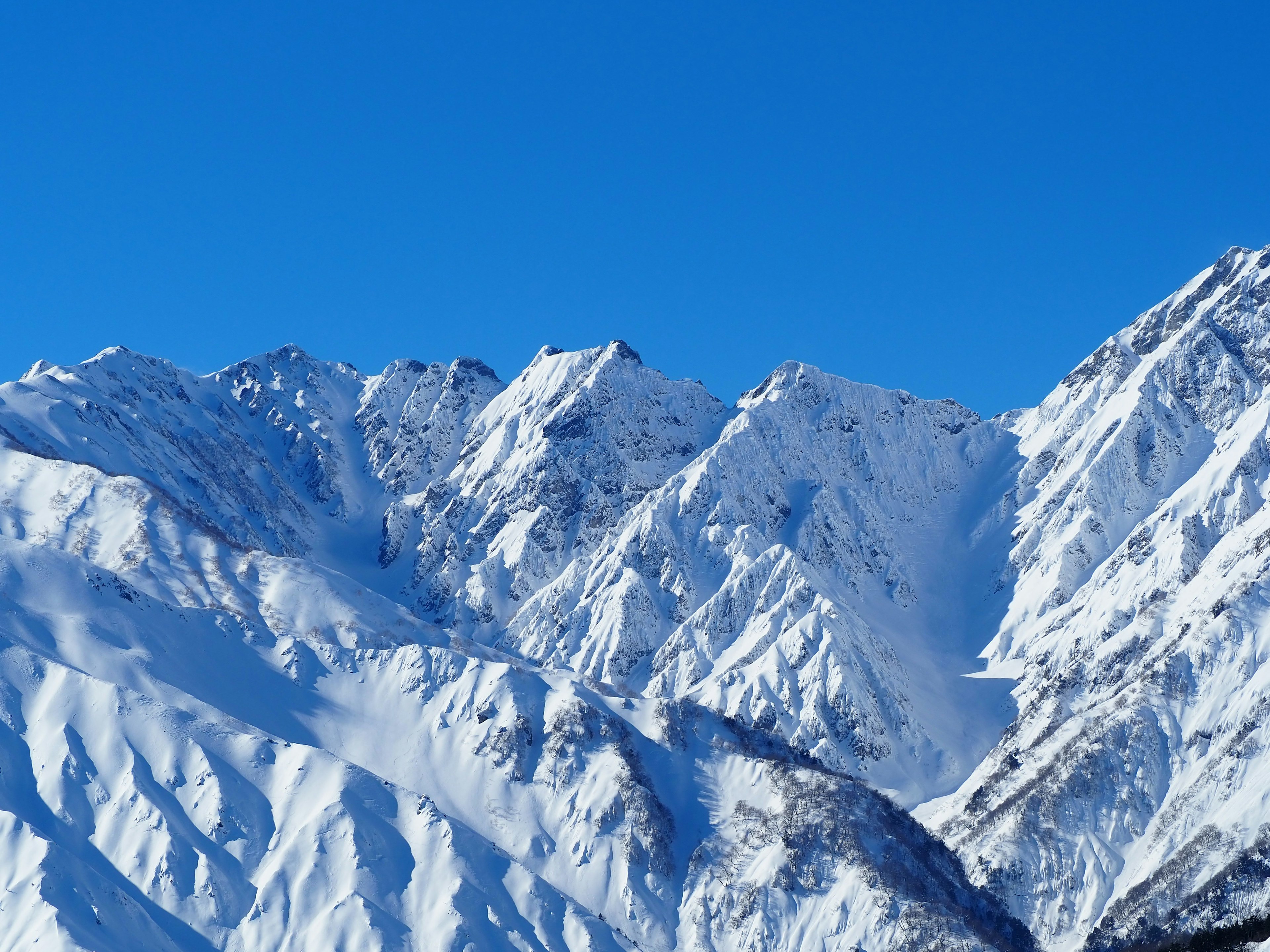 Montagne coperte di neve sotto un cielo blu