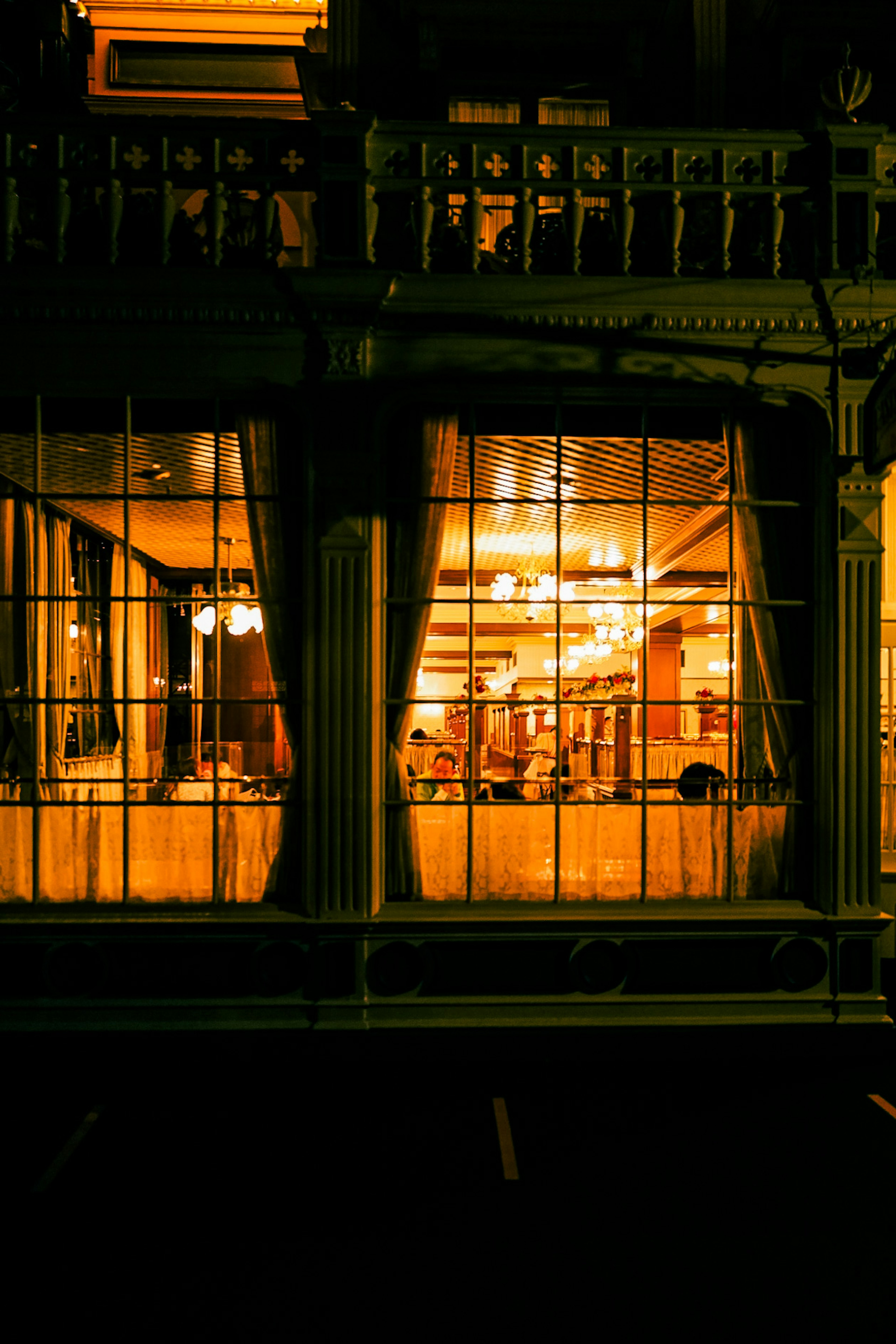 Warm beleuchtete Innenansicht durch ein Fenster bei Nacht