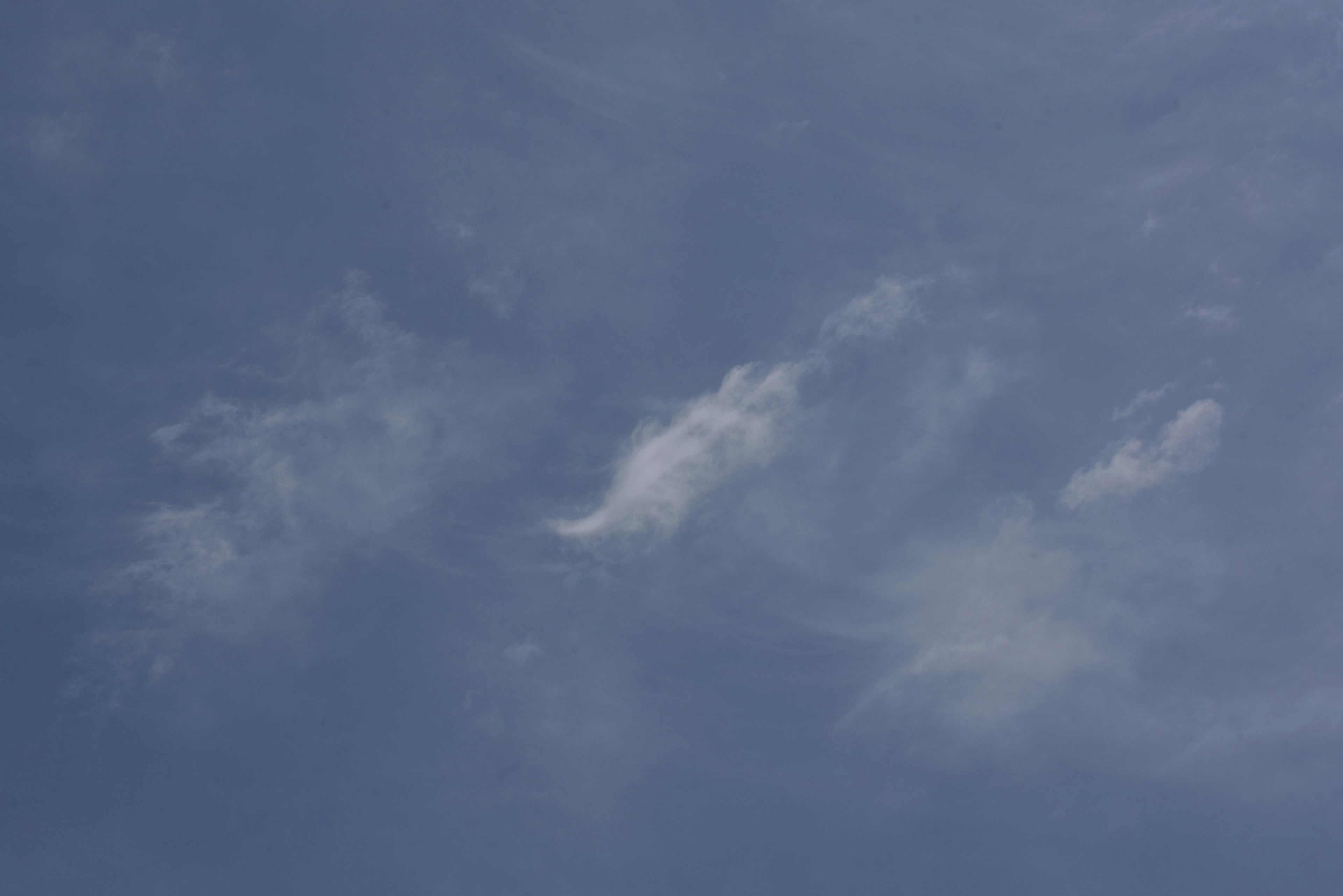 Formaciones de nubes blancas en un cielo azul