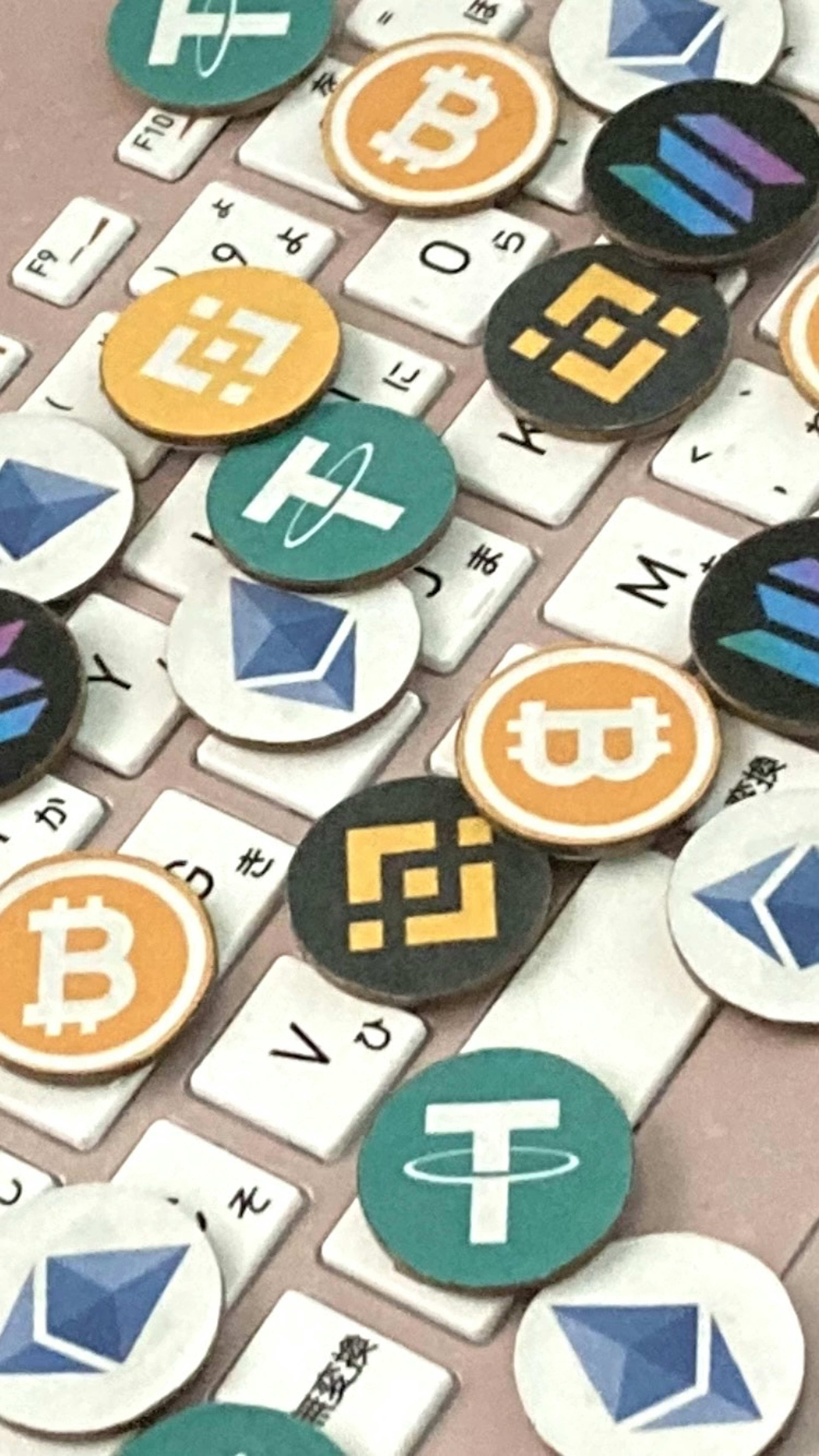 Koin cryptocurrency yang tersebar di atas keyboard