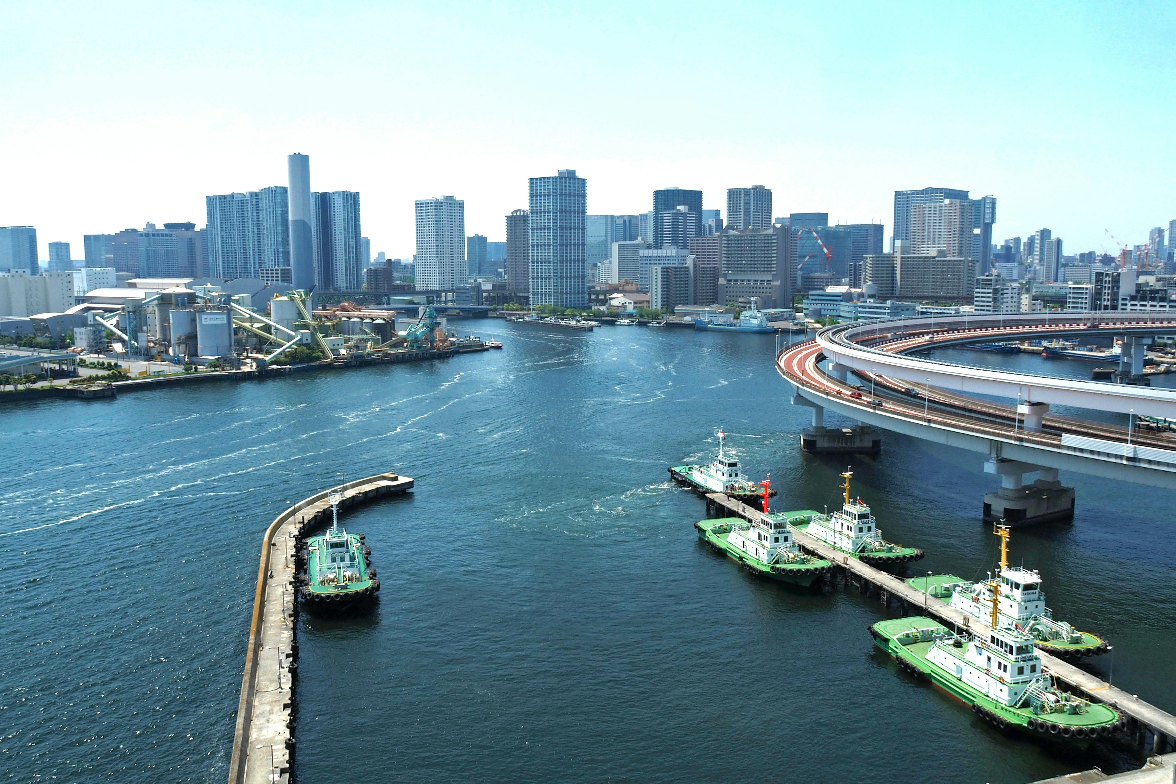 Vue urbaine avec un port et des gratte-ciels avec des bateaux amarrés