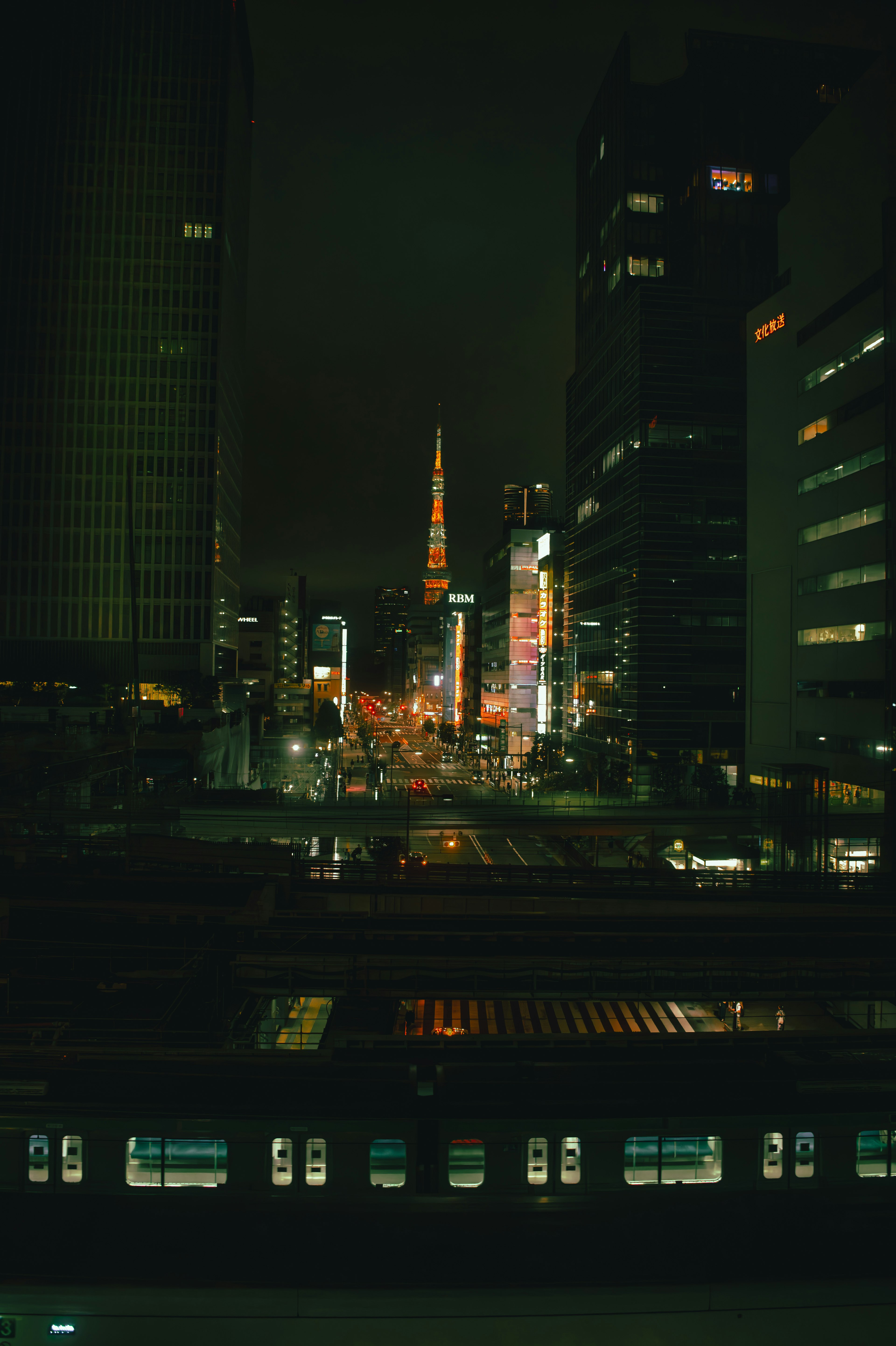 Paesaggio urbano notturno con la Tokyo Tower treni e grattacieli