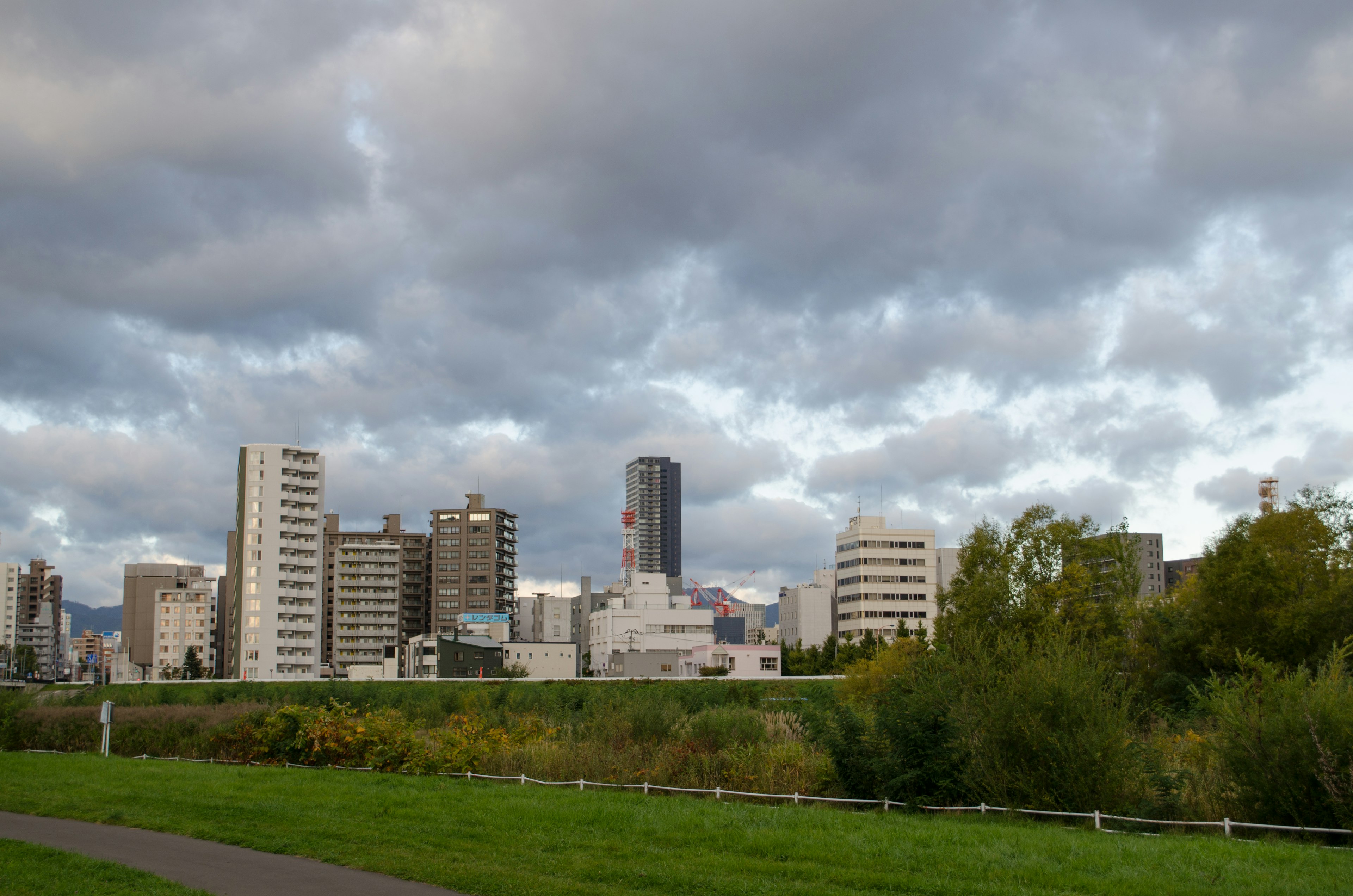 Skyline della città con cielo nuvoloso