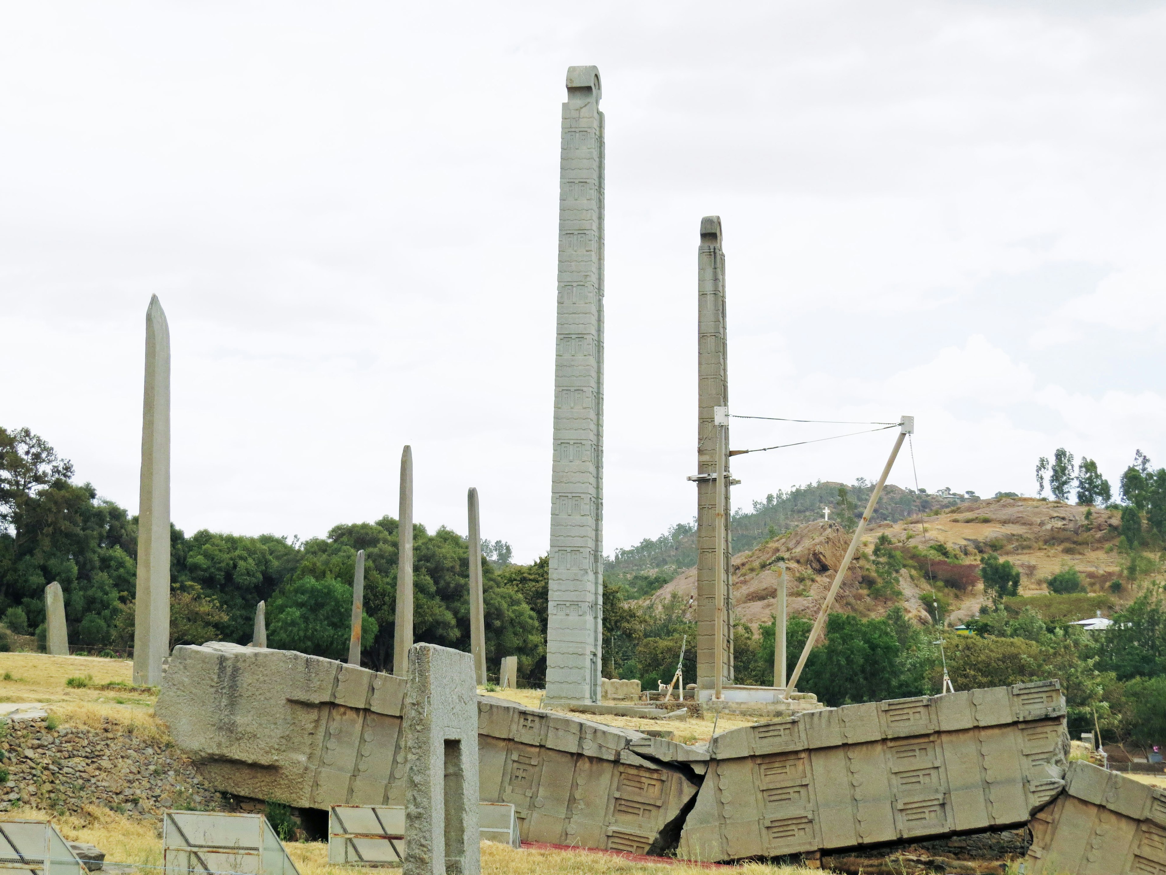 Pemandangan dengan struktur beton yang runtuh dan tiang tinggi