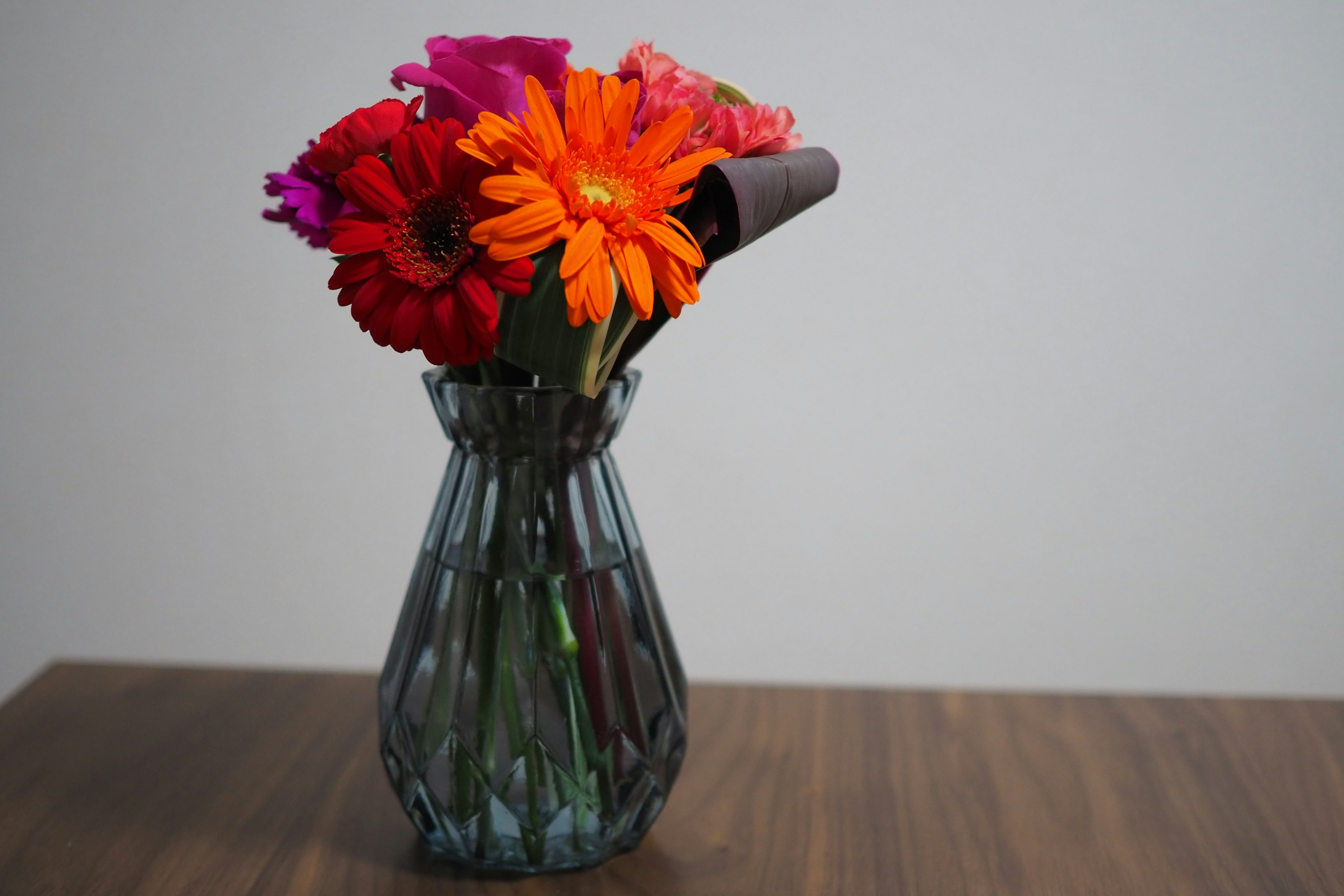 Fleurs colorées dans un vase en verre