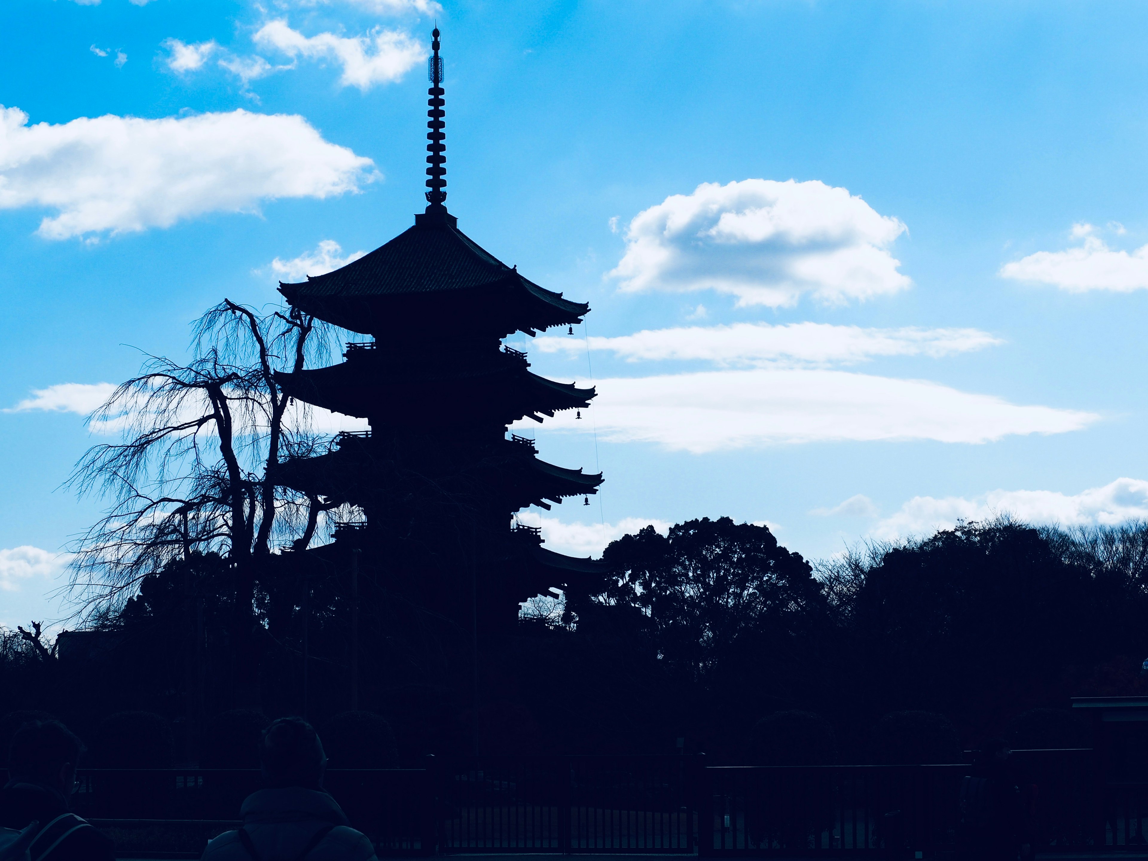 Silhouette di una pagoda a cinque piani contro un cielo blu