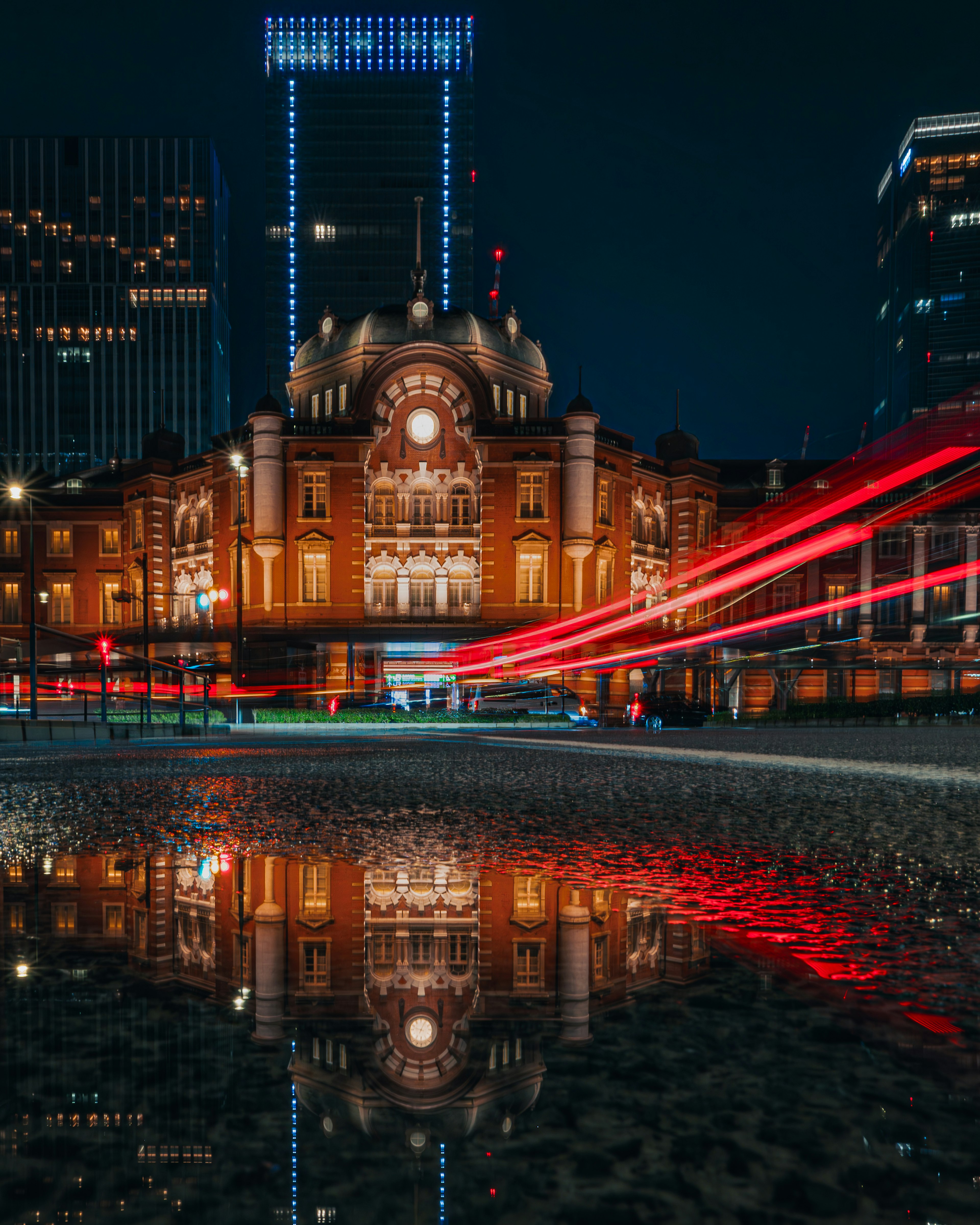 Estación de Tokio de noche con hermosa arquitectura y reflejos