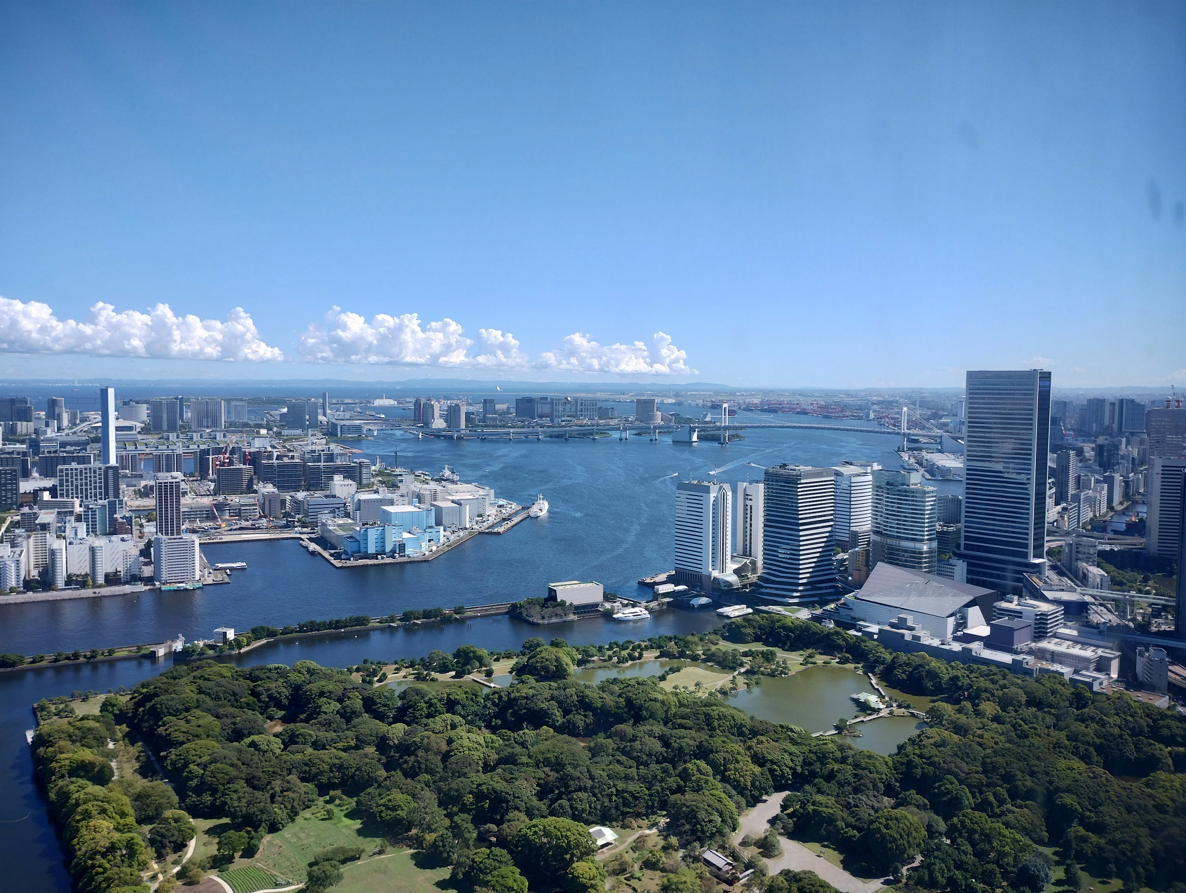 Pemandangan indah sungai Tokyo dan gedung pencakar langit