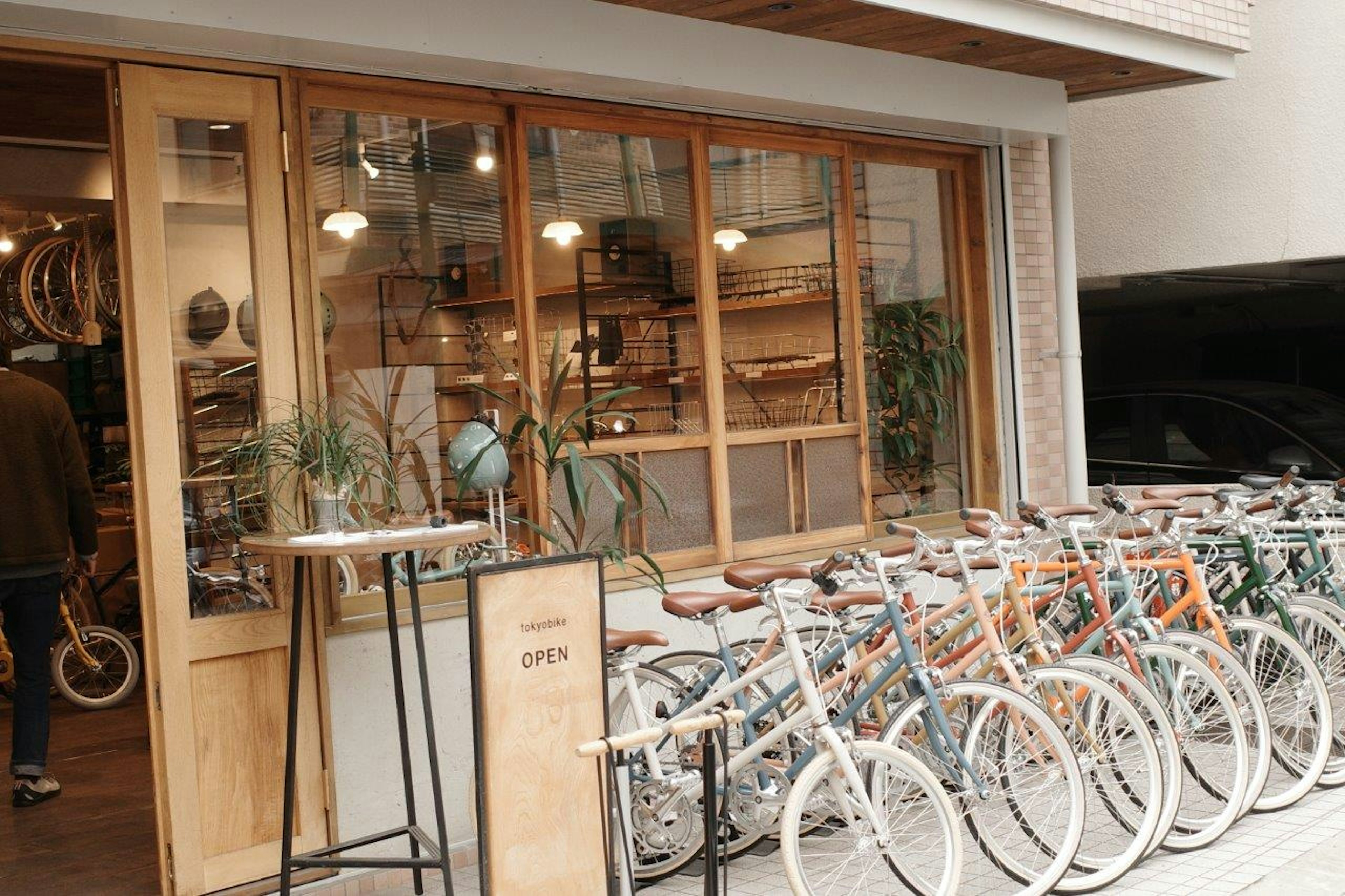 Esterno di un negozio di biciclette con finestre in legno e fila di biciclette