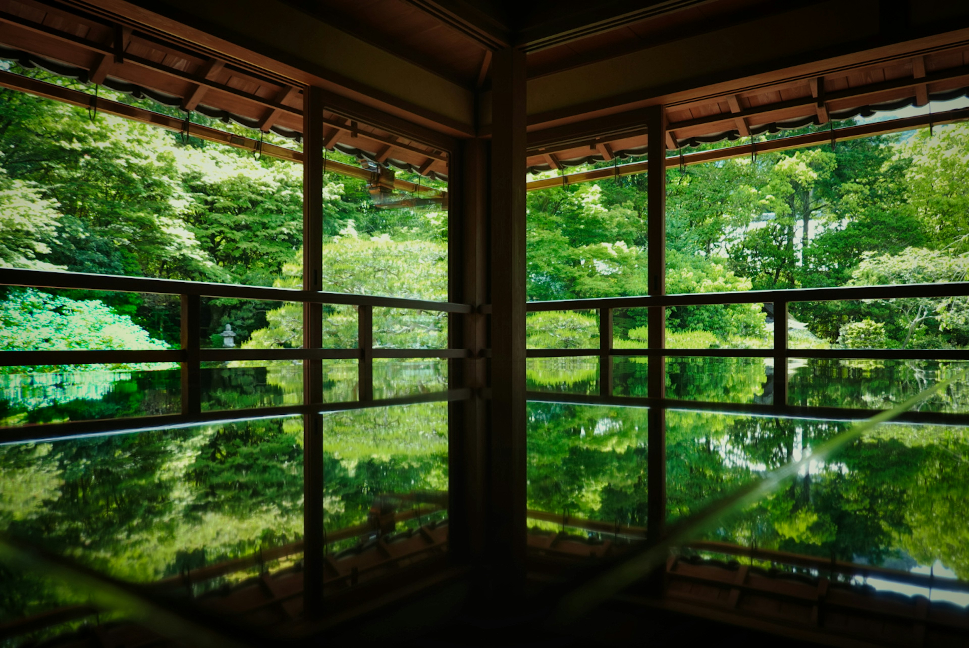 Blick aus einem Fenster, das eine ruhige japanische Gartenlandschaft spiegelt