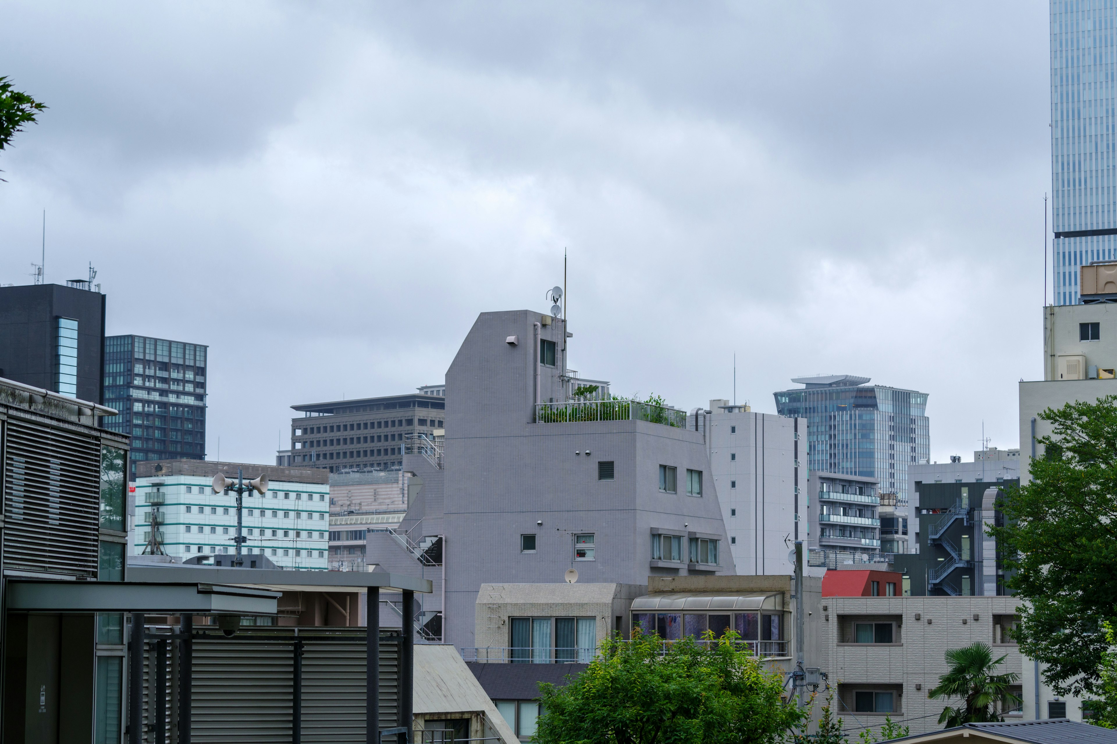 Cảnh quan đô thị Tokyo với các tòa nhà màu xám và bầu trời u ám