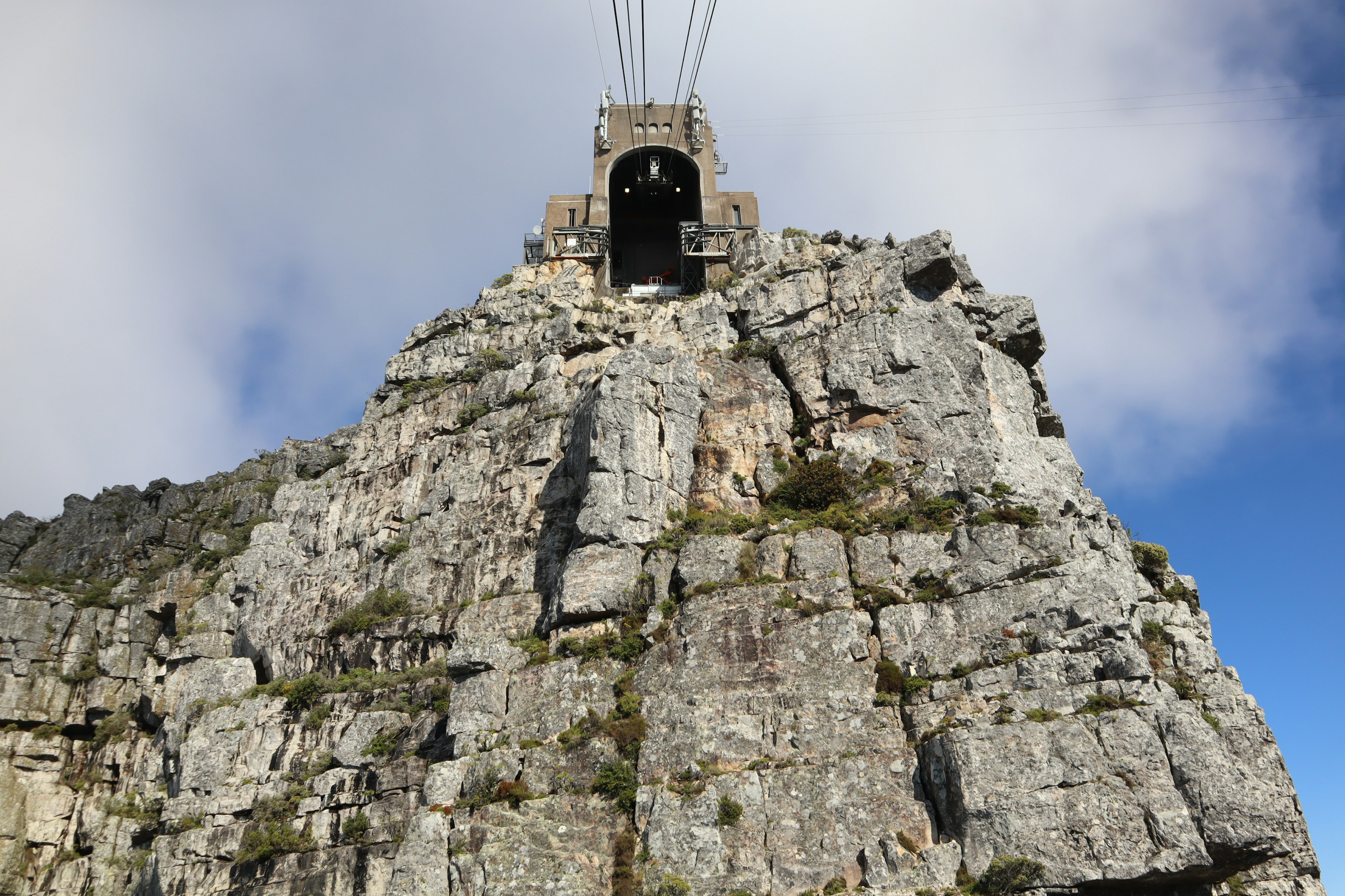 Vista di una montagna rocciosa con la stazione della funivia di Table Mountain