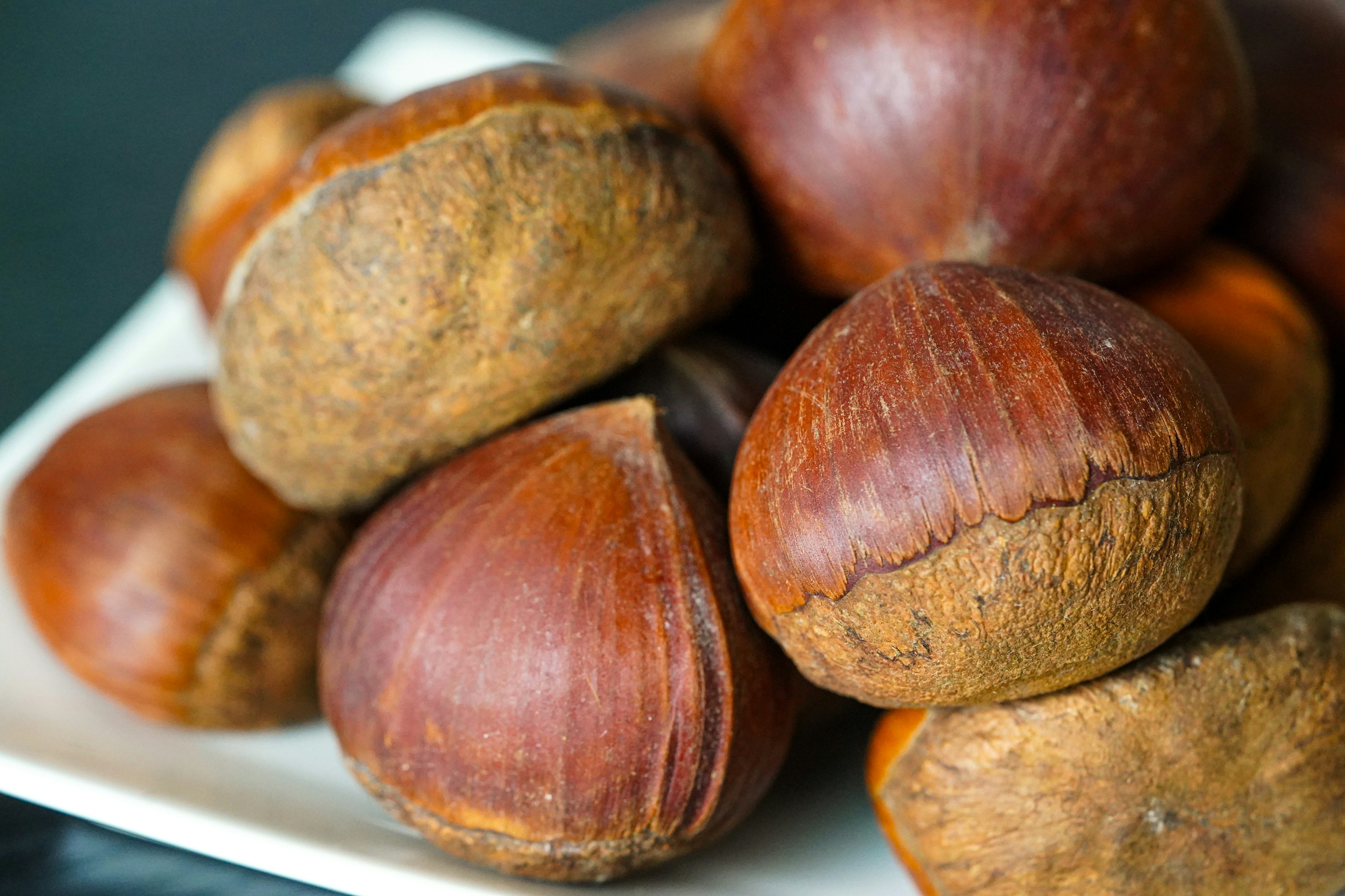 Primo piano di castagne arrosto impilate su un piatto