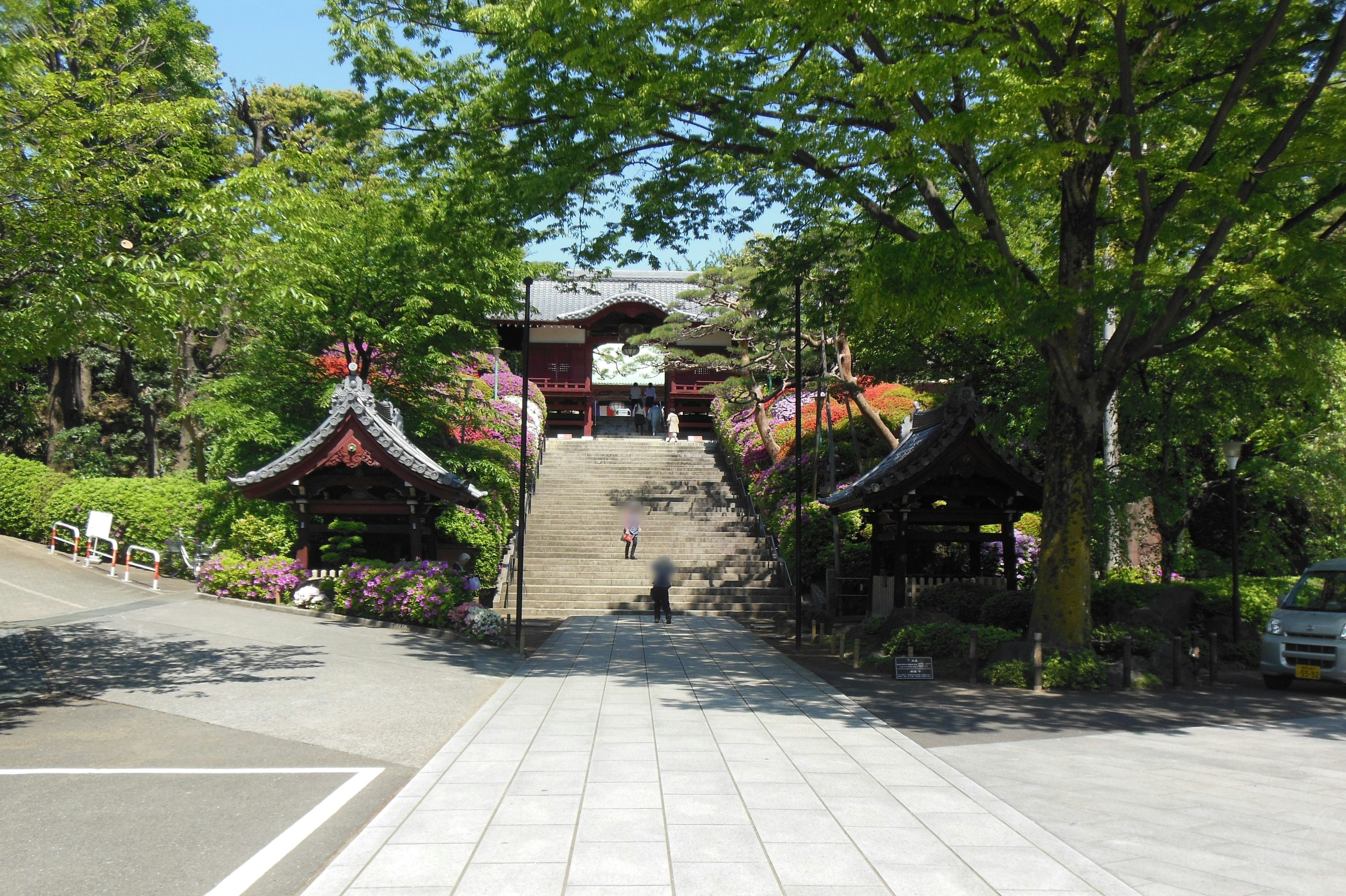 Entrée d'un temple japonais entouré d'une verdure luxuriante