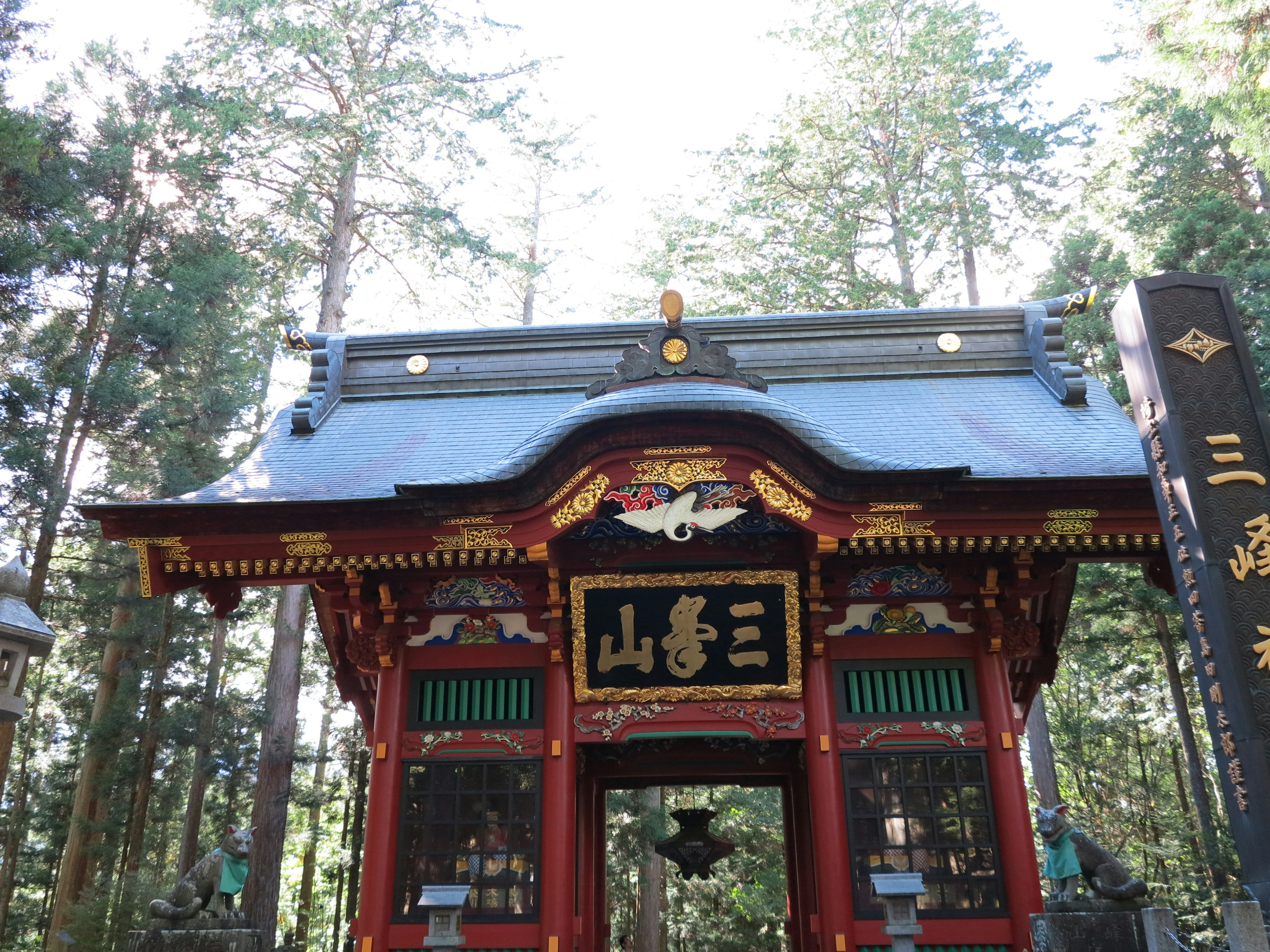 神社入口，红色大门和金色装饰