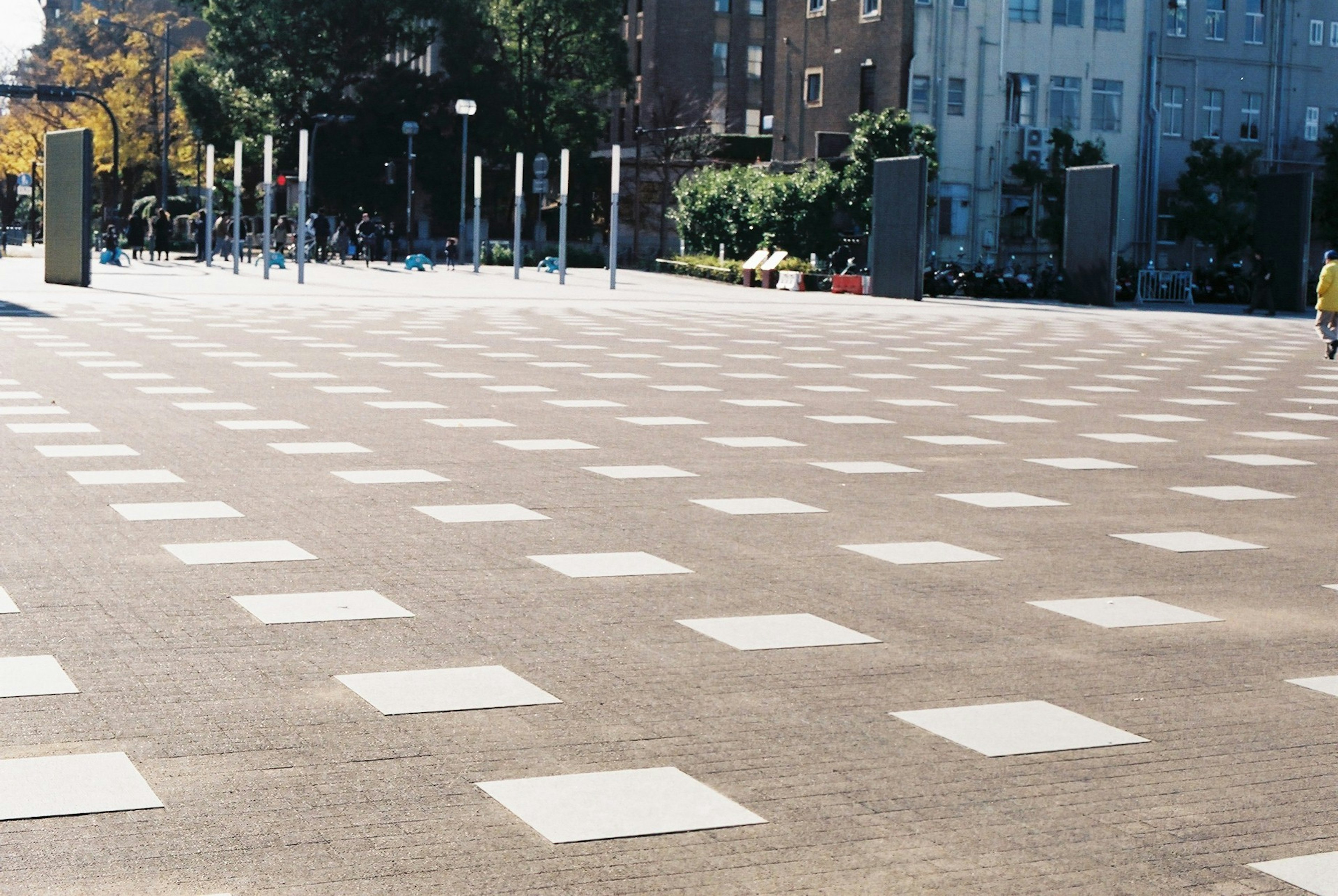 Plaza pavimentada con losetas cuadradas blancas dispuestas en cuadrícula