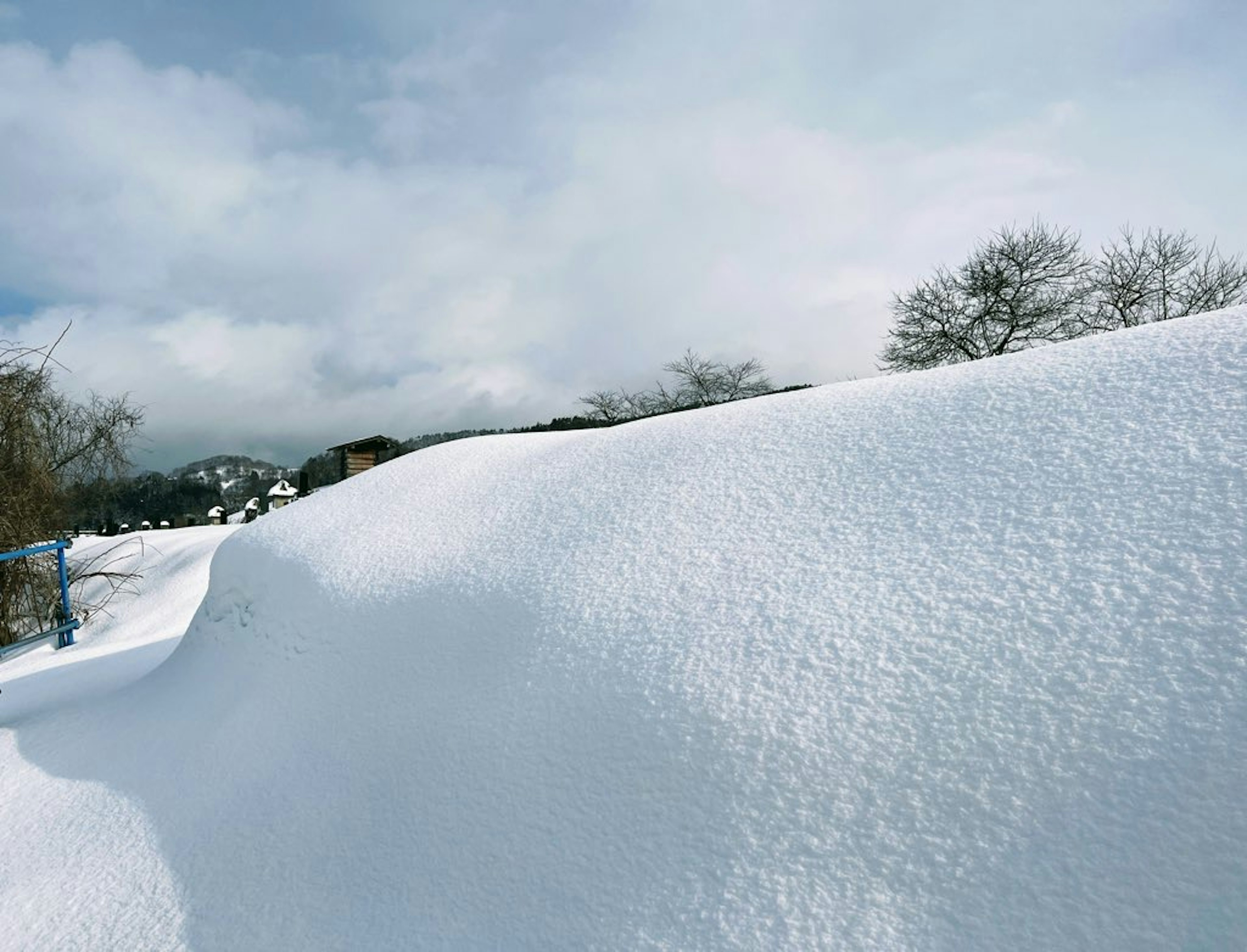 Paisaje cubierto de nieve con cielo azul claro