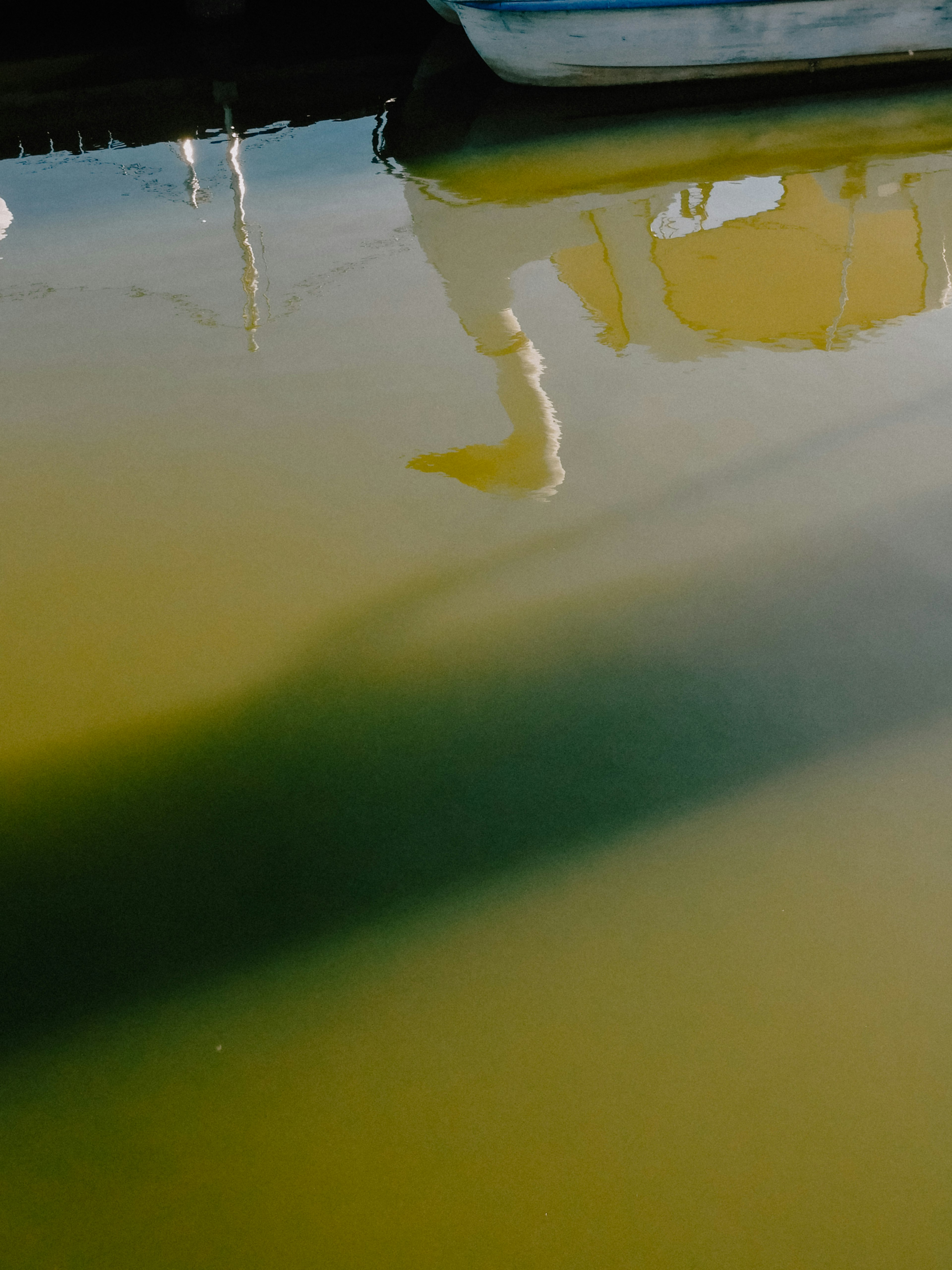 Refleksi dan gradasi warna di permukaan air