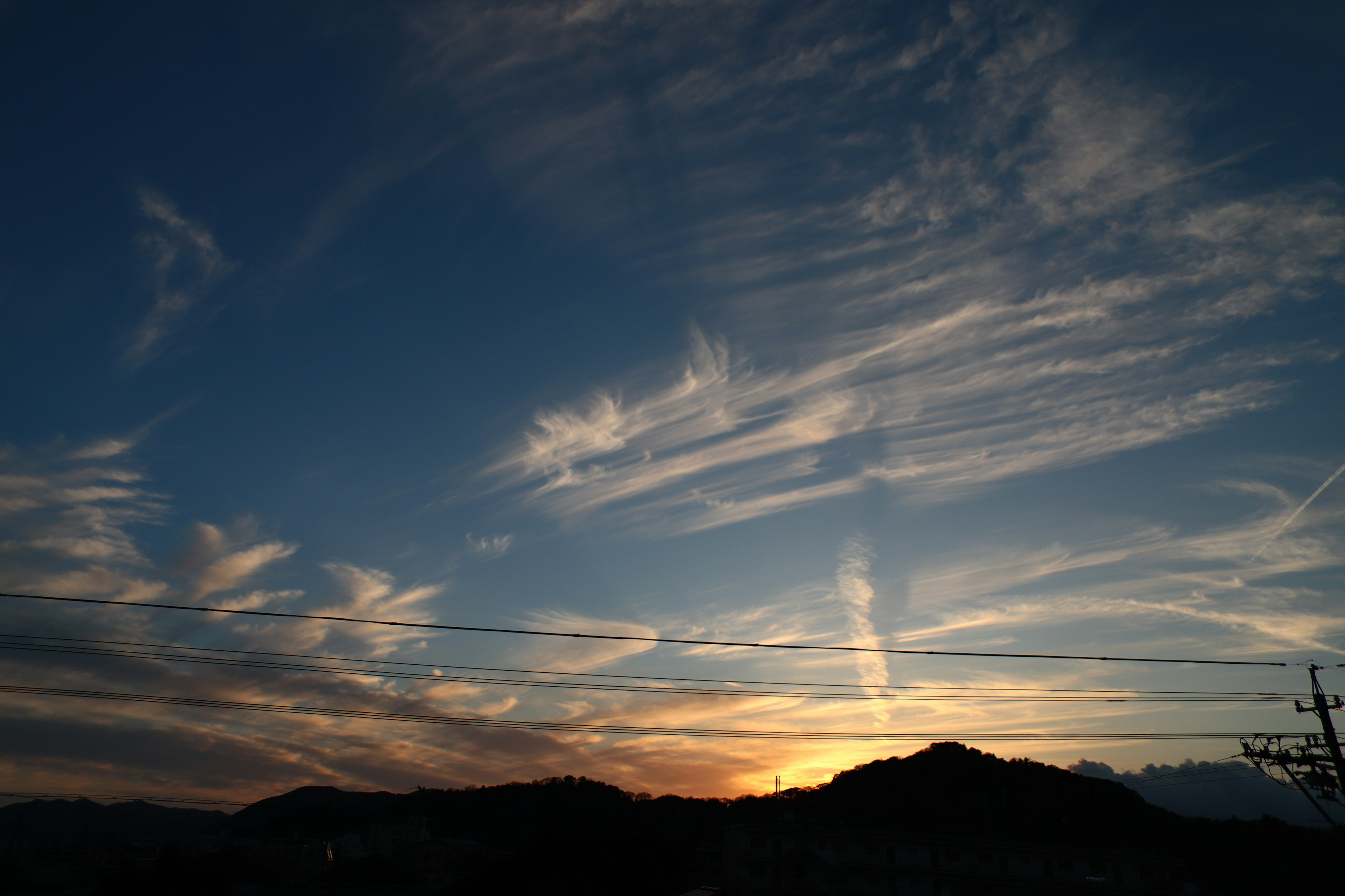 夕日の美しい風景と空に広がる雲