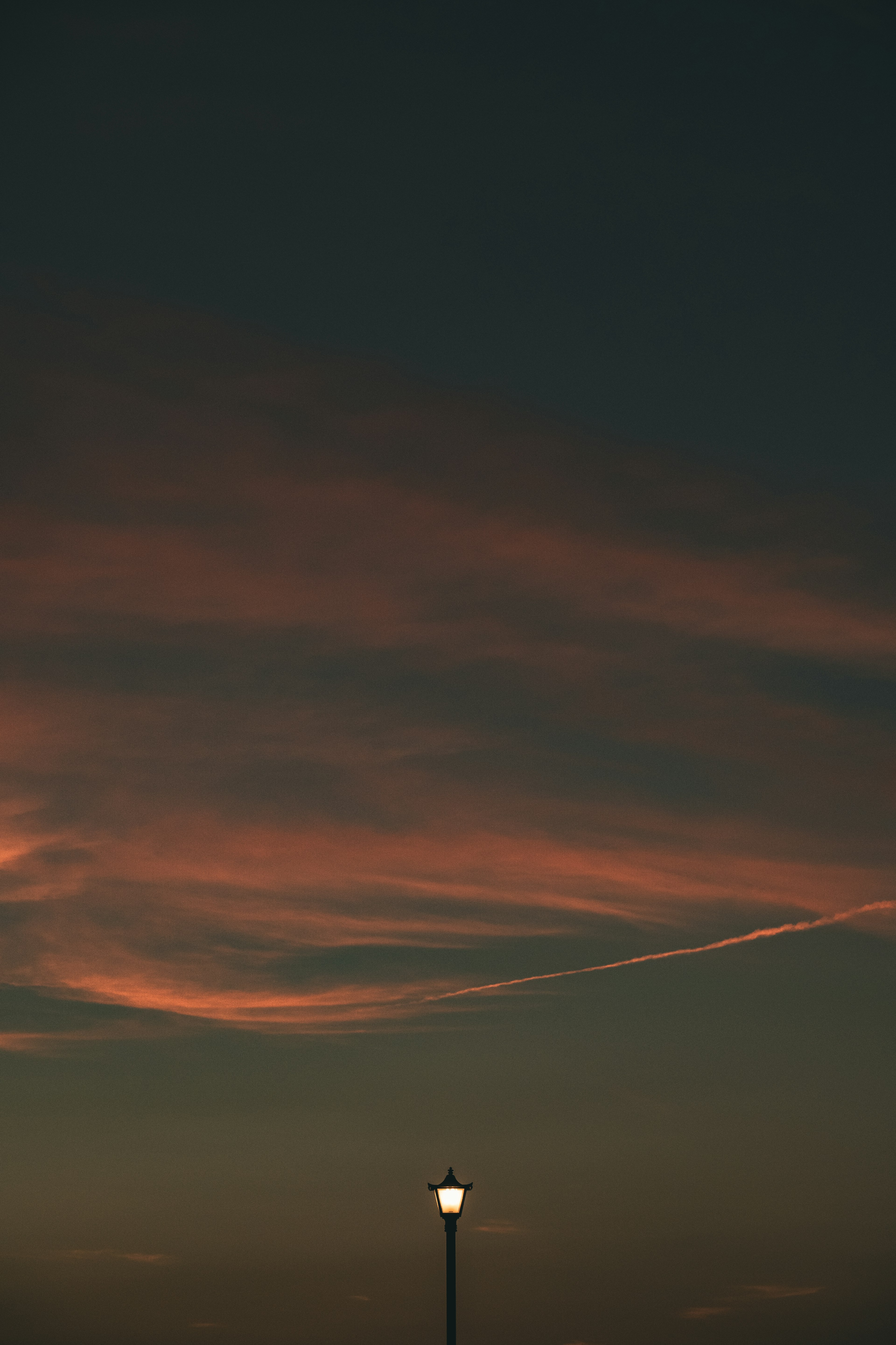 薄明かりの街灯と柔らかな夕焼けの空