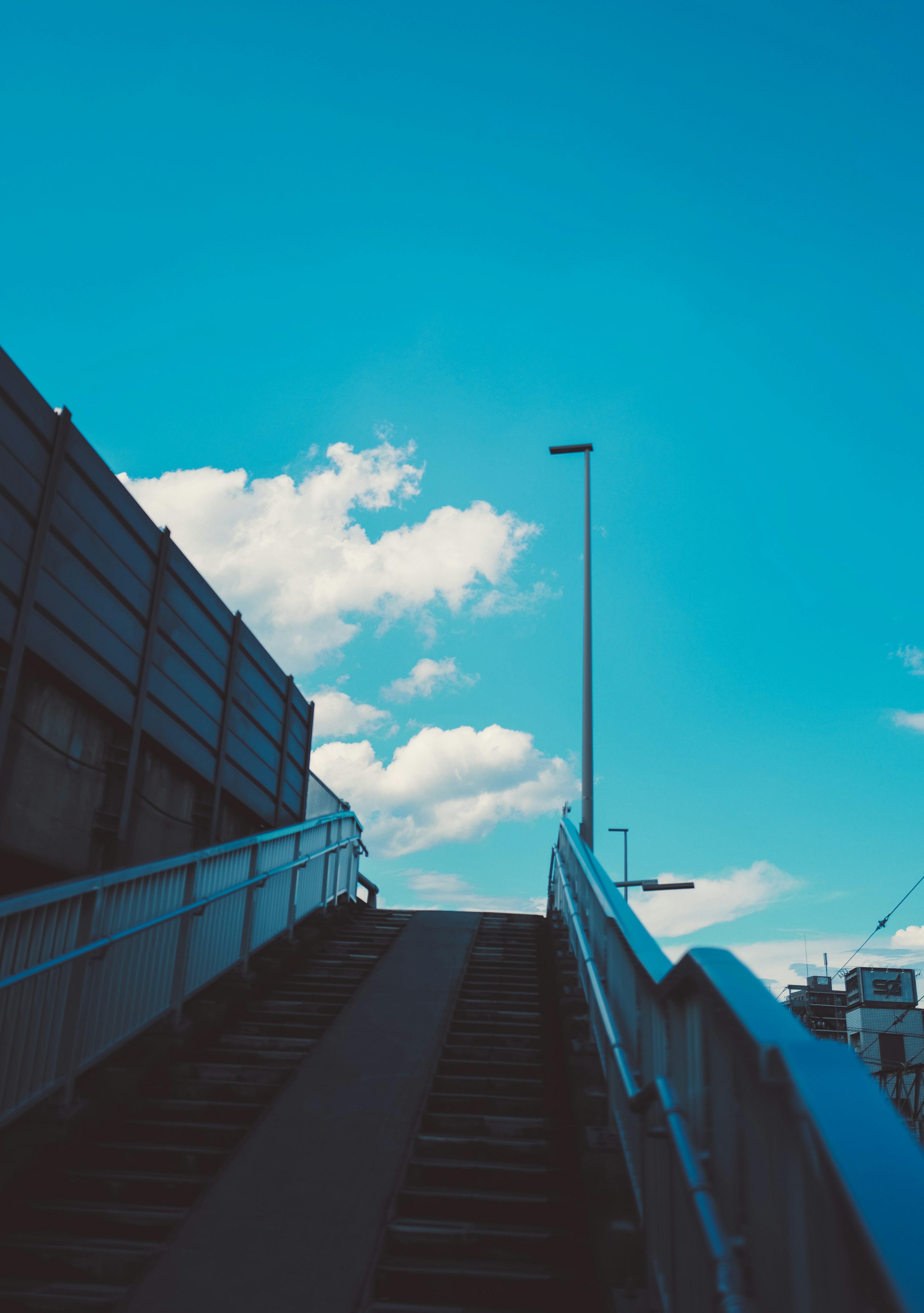 青空の下にある階段と雲のある風景