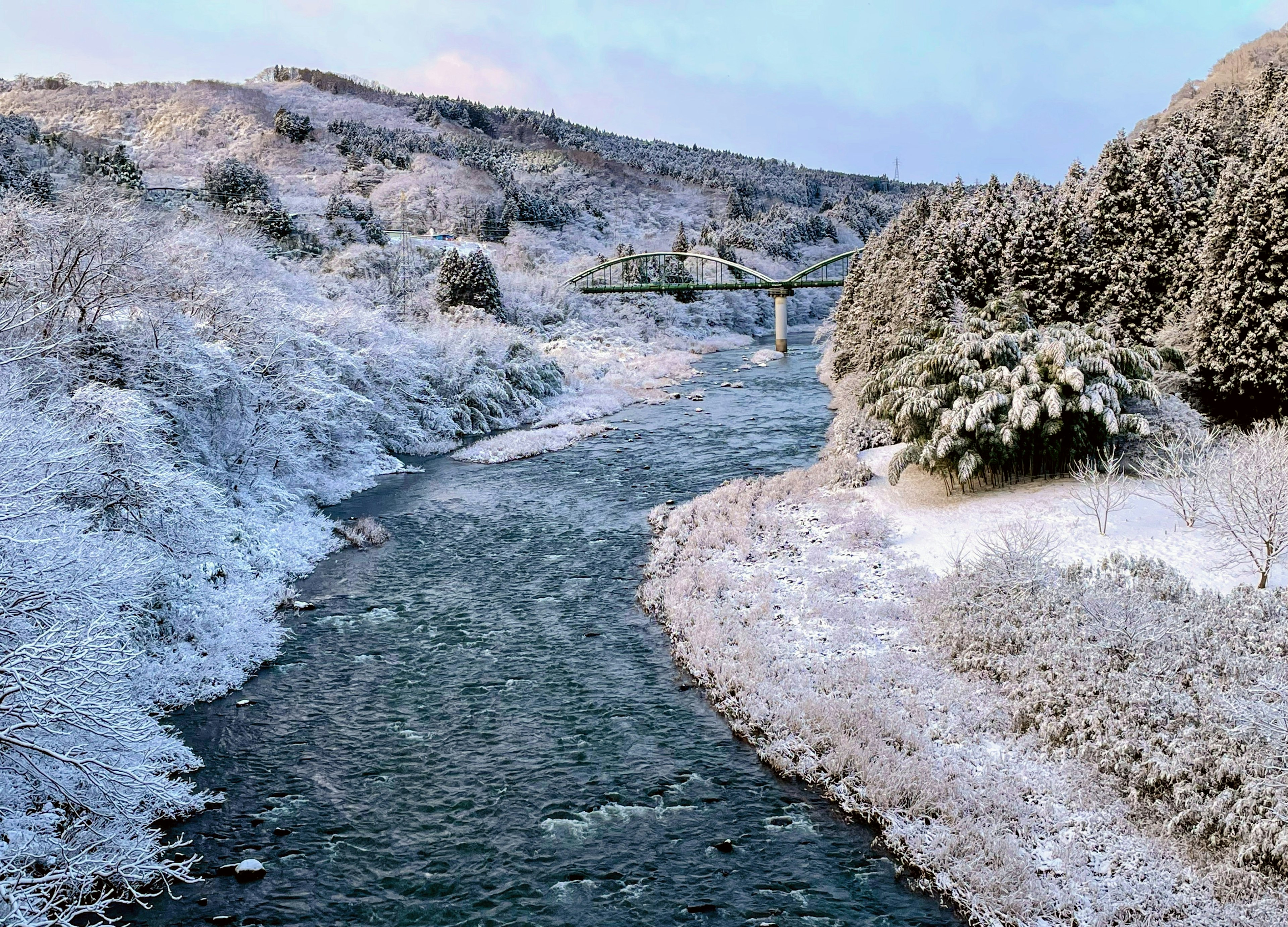 Schneebedeckter Fluss und Winterlandschaft