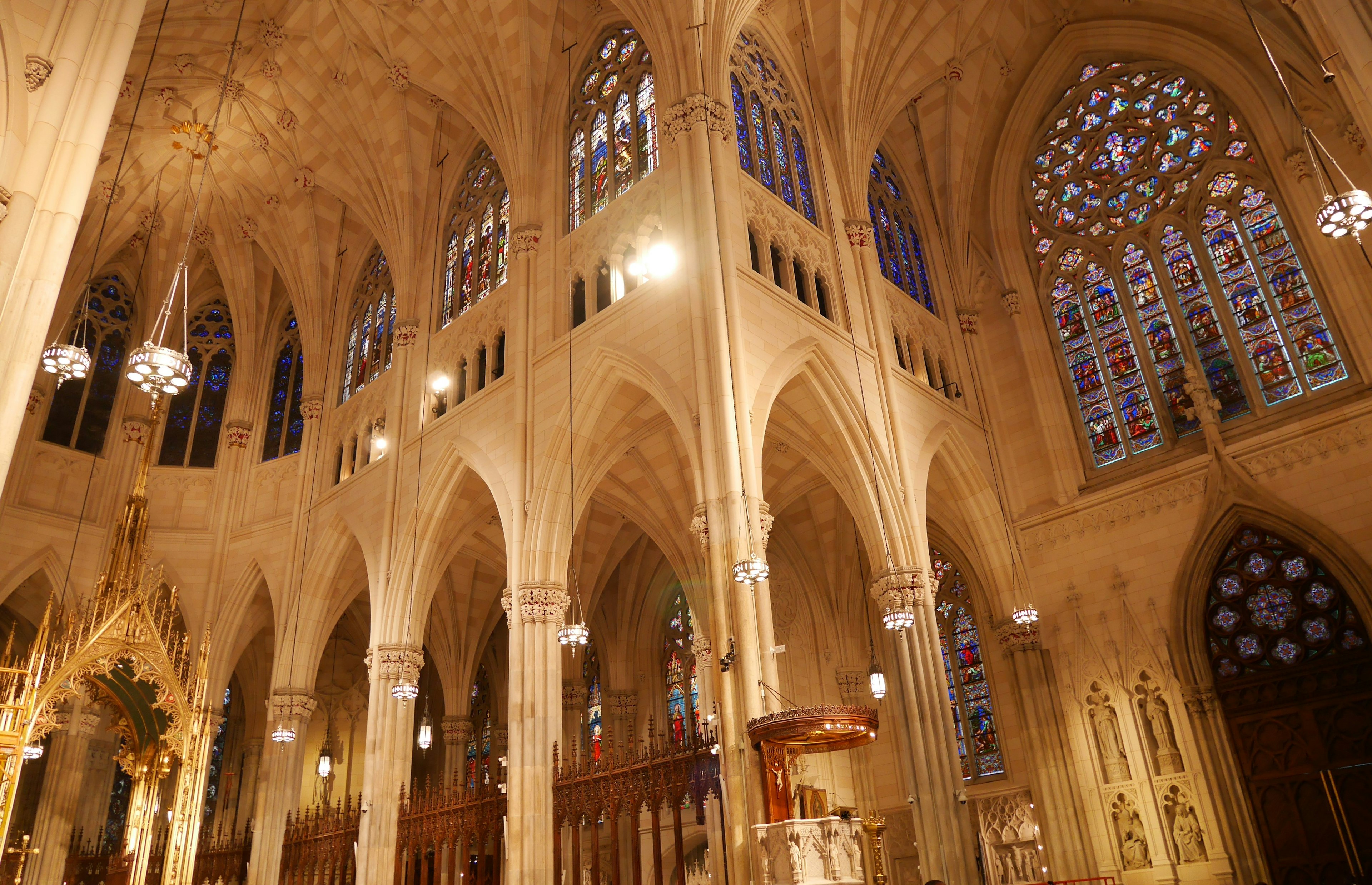 Intérieur magnifique d'une église gothique avec de hauts plafonds et des vitraux