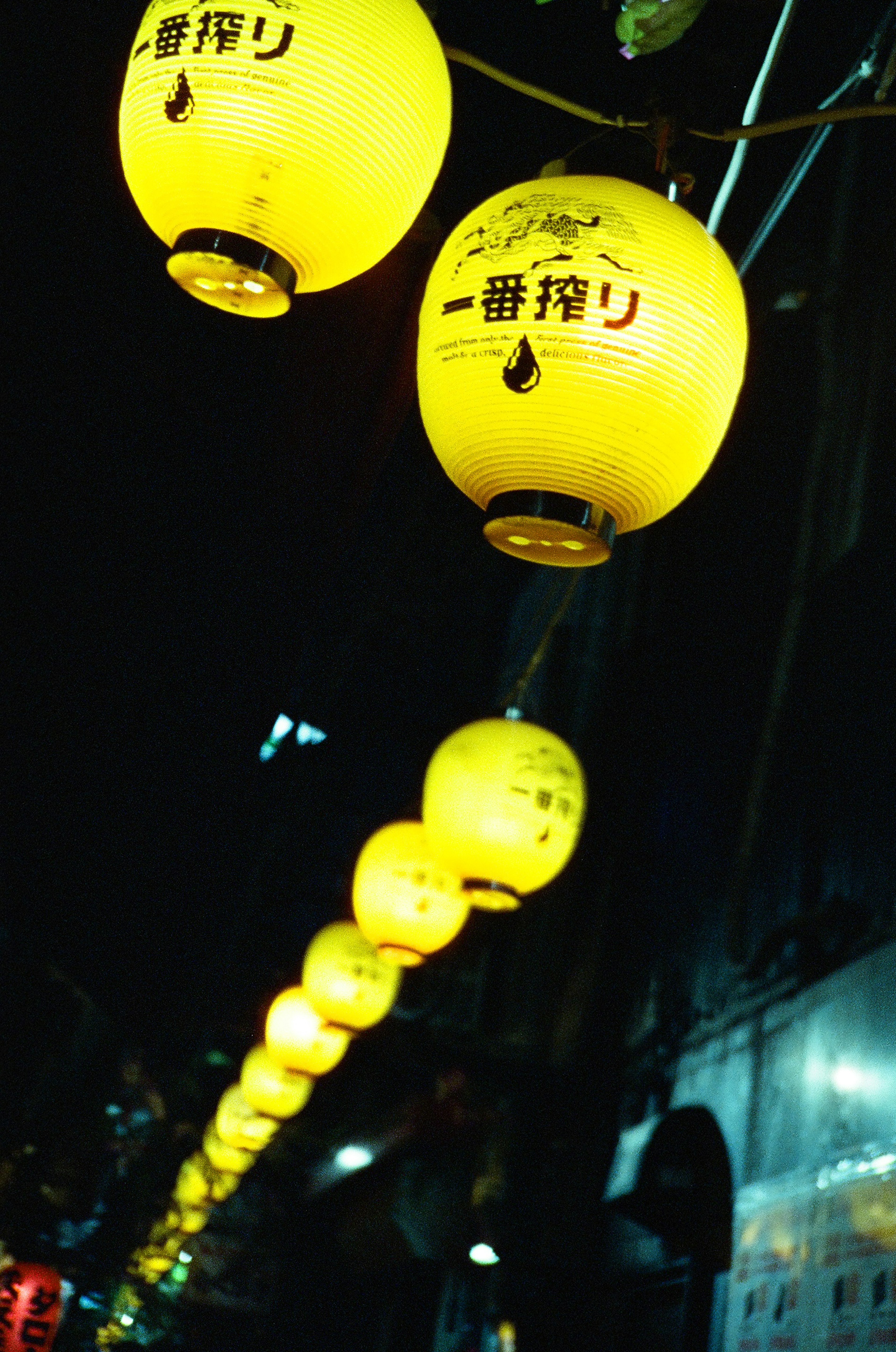 夜空中挂着的一排黄色灯笼