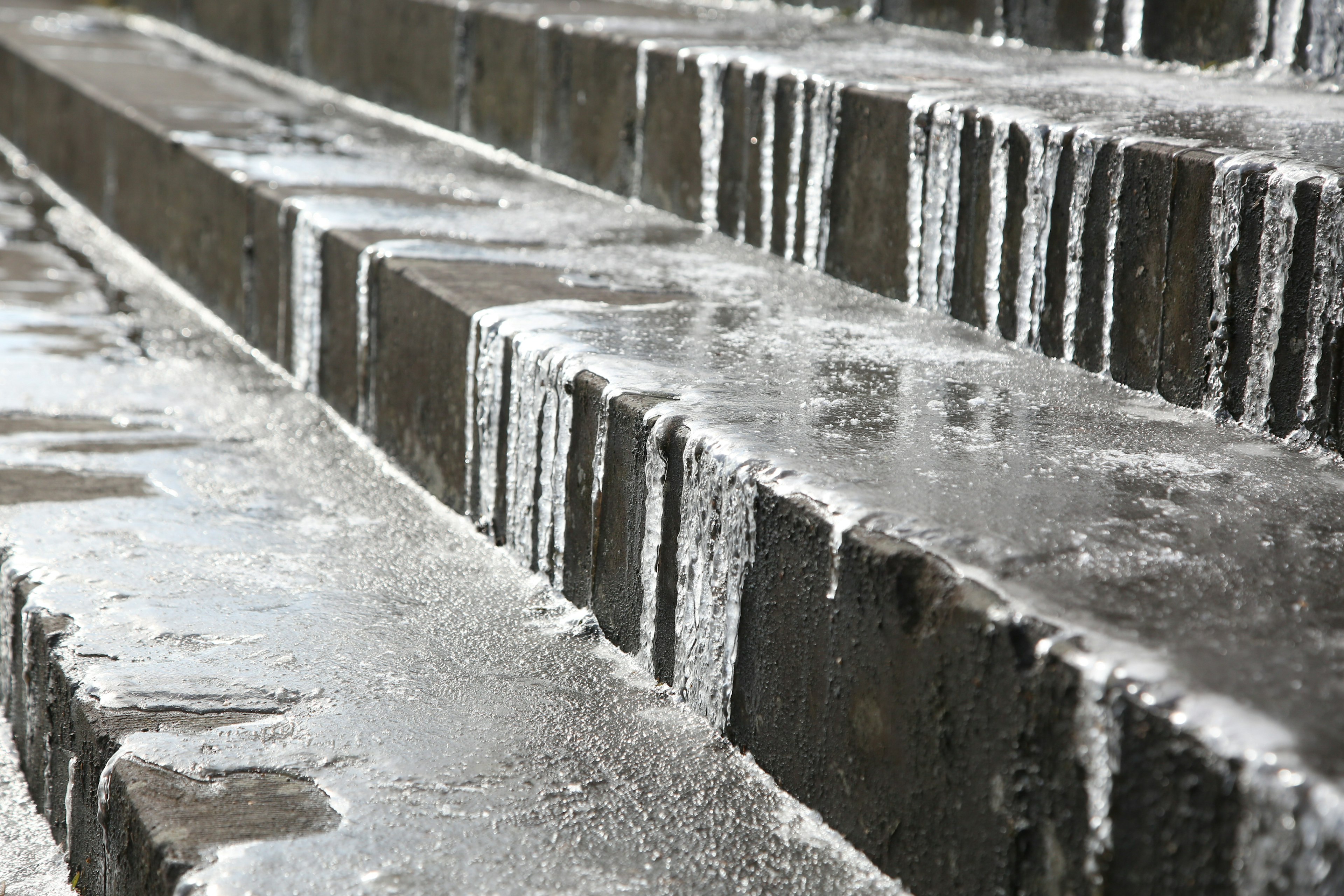 Gros plan sur des escaliers en pierre mouillés avec des gouttes d'eau visibles