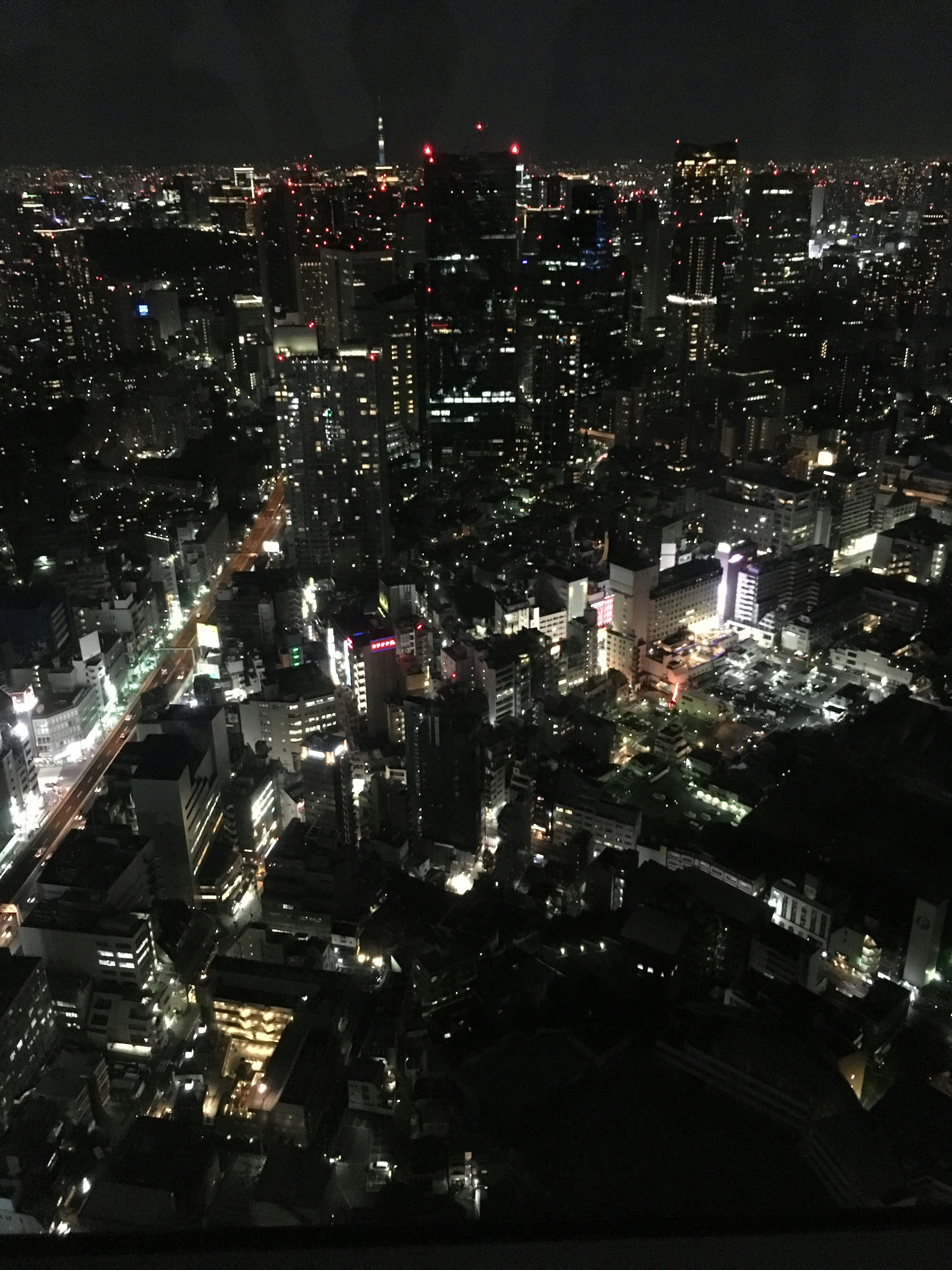 Pemandangan malam Tokyo lampu cerah gedung pencakar langit vitalitas kota