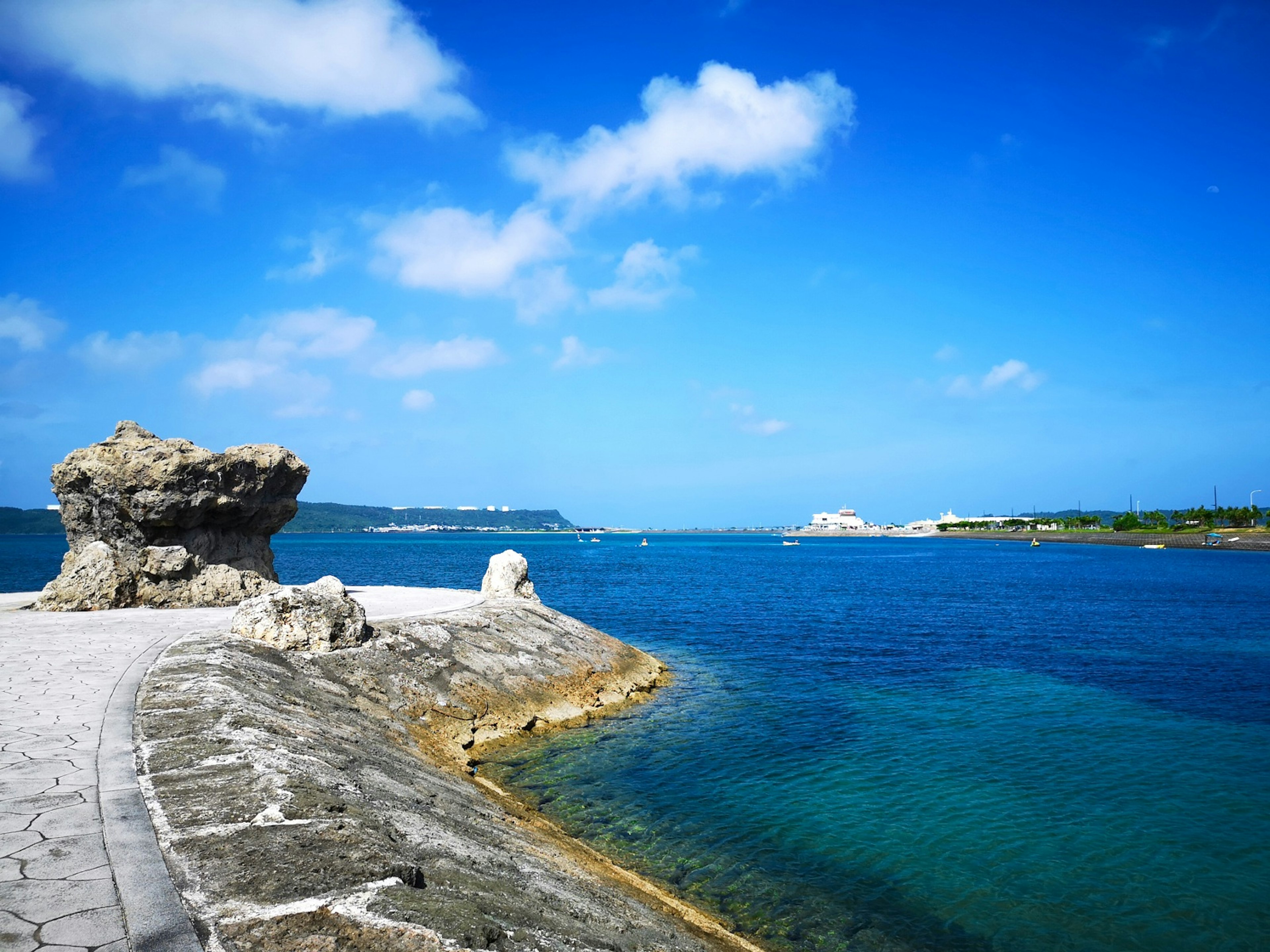 Vue panoramique d'une côte rocheuse avec mer et ciel bleus