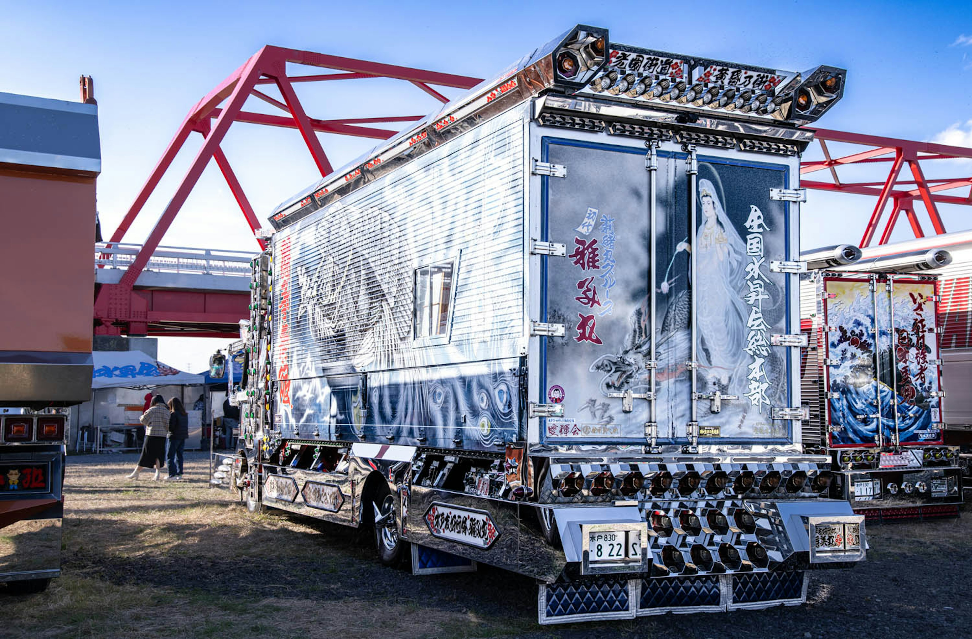 Camion décoratif exposé avec un pont rouge en arrière-plan