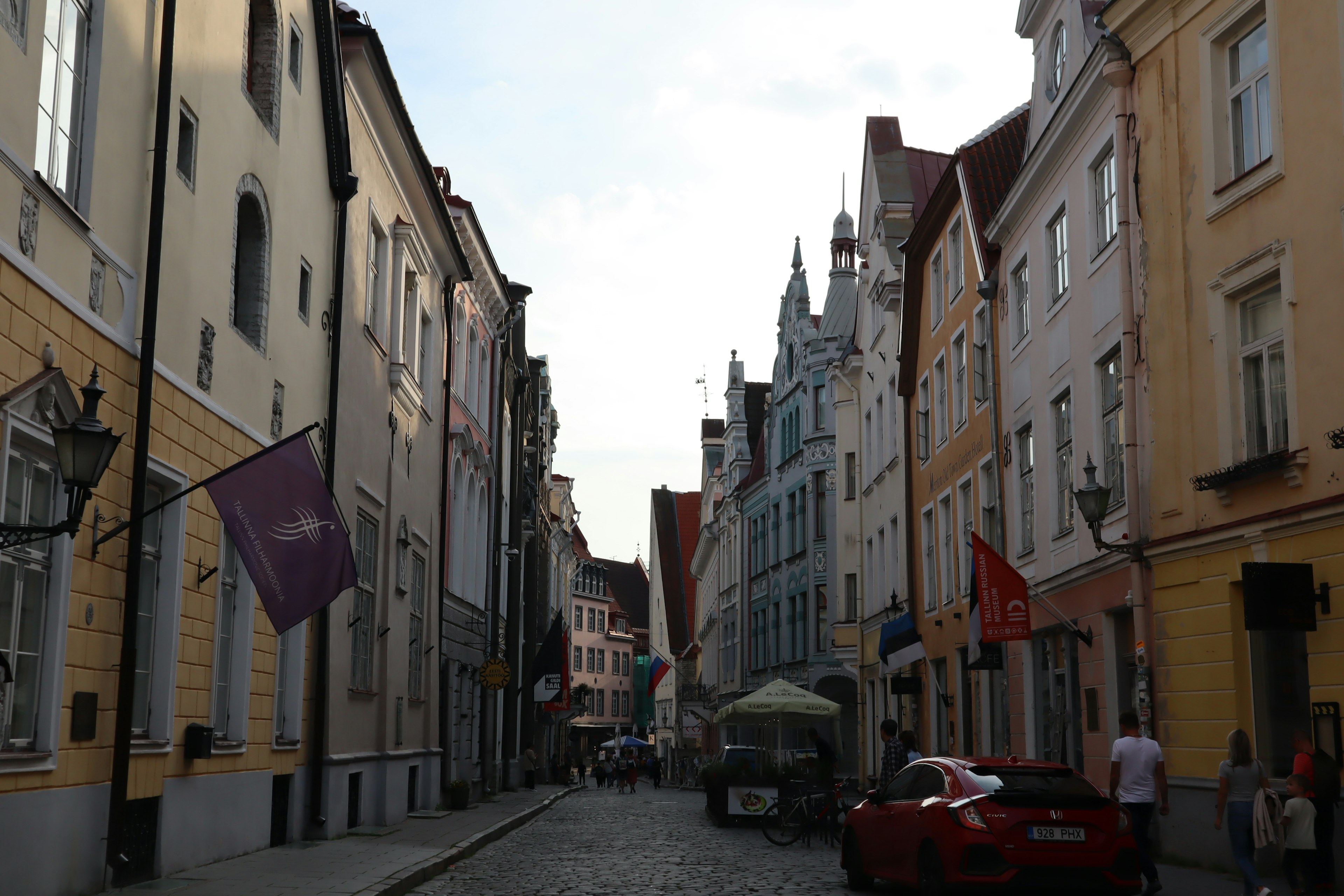 Calle adoquinada en el casco antiguo de Tallin con edificios históricos