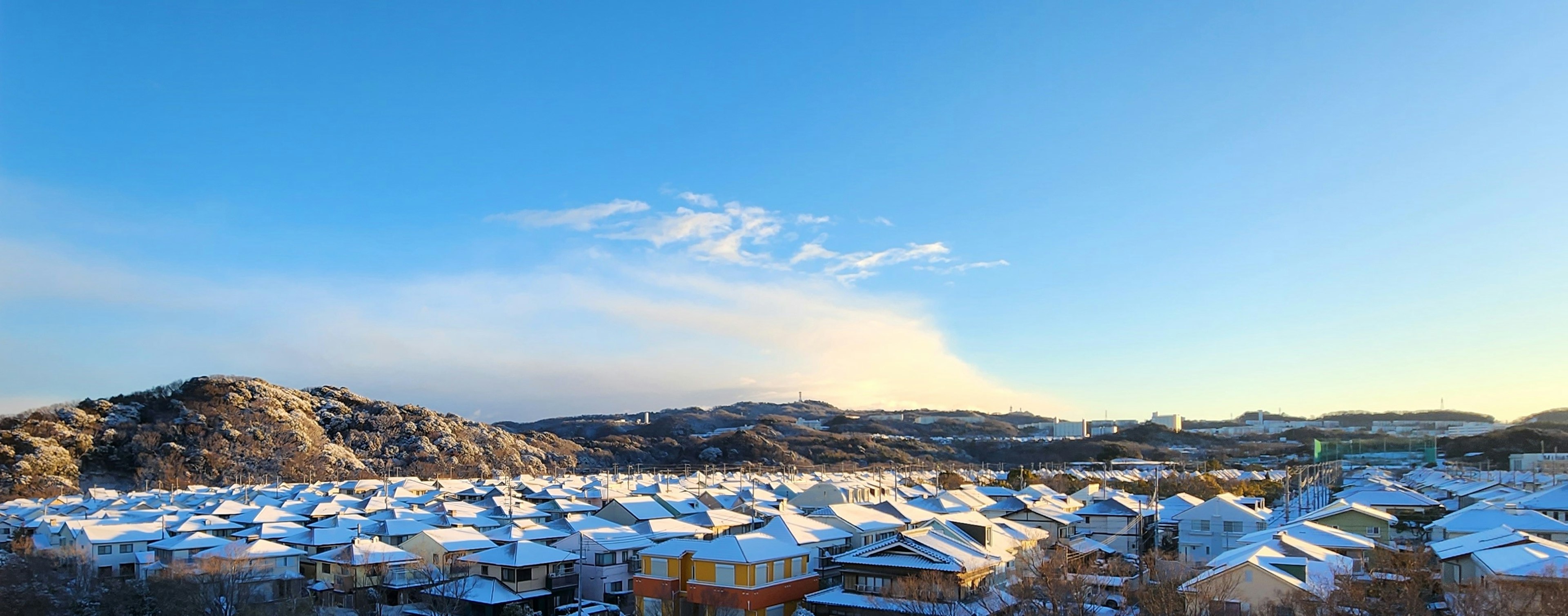 雪に覆われた屋根と青空のパノラマ風景