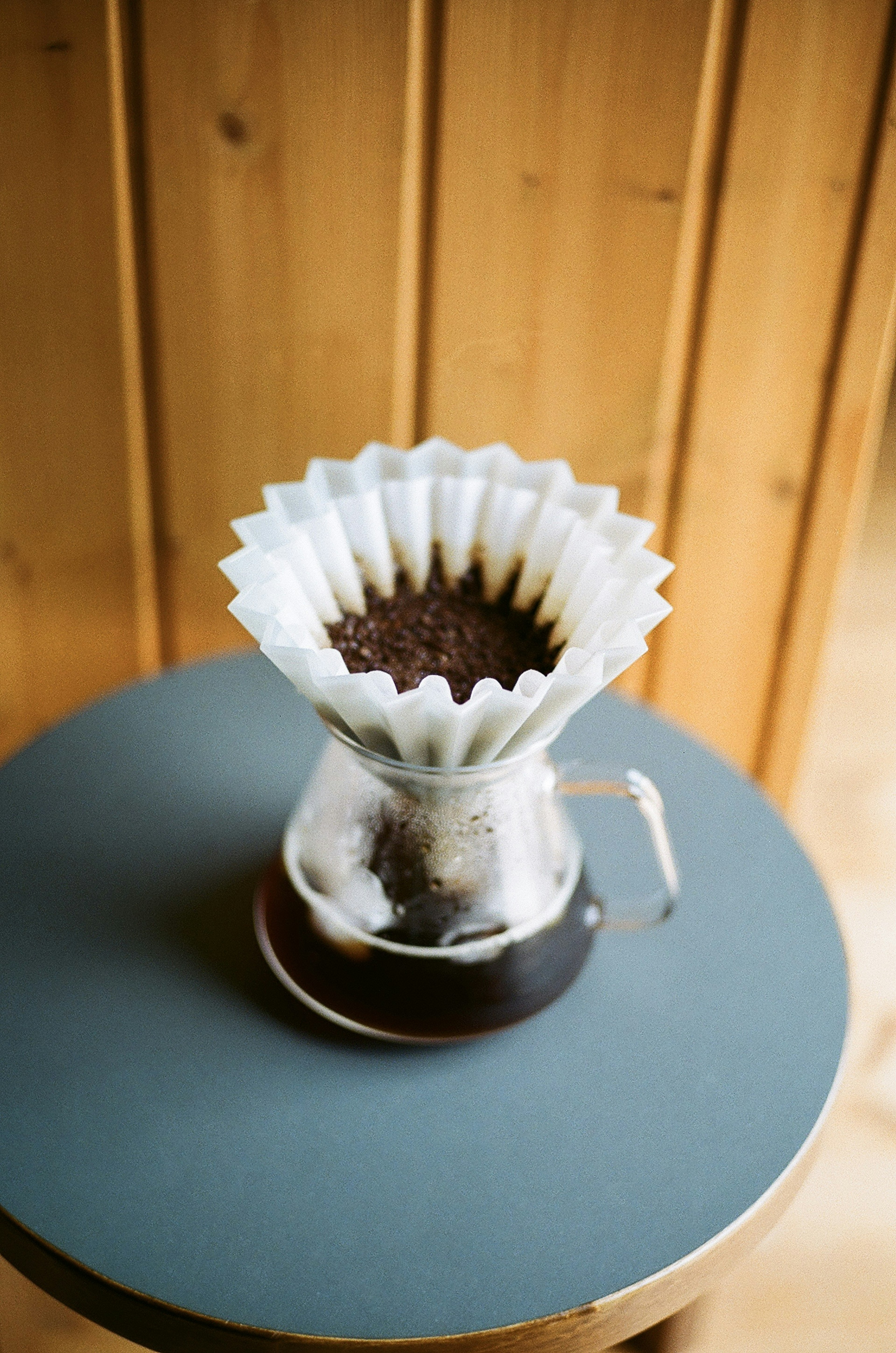 Filtro per caffè con caffè macinato su un tavolo di legno