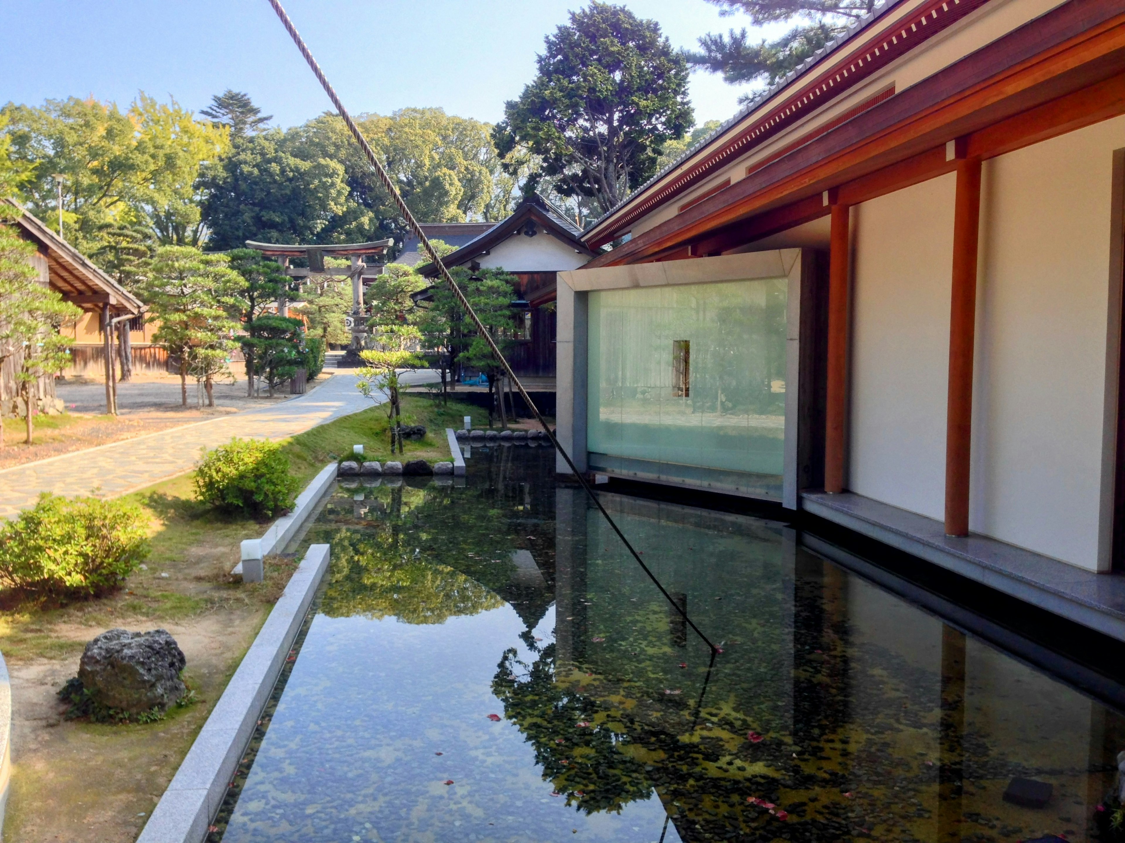 Pemandangan tenang dengan kolam dan arsitektur Jepang tradisional